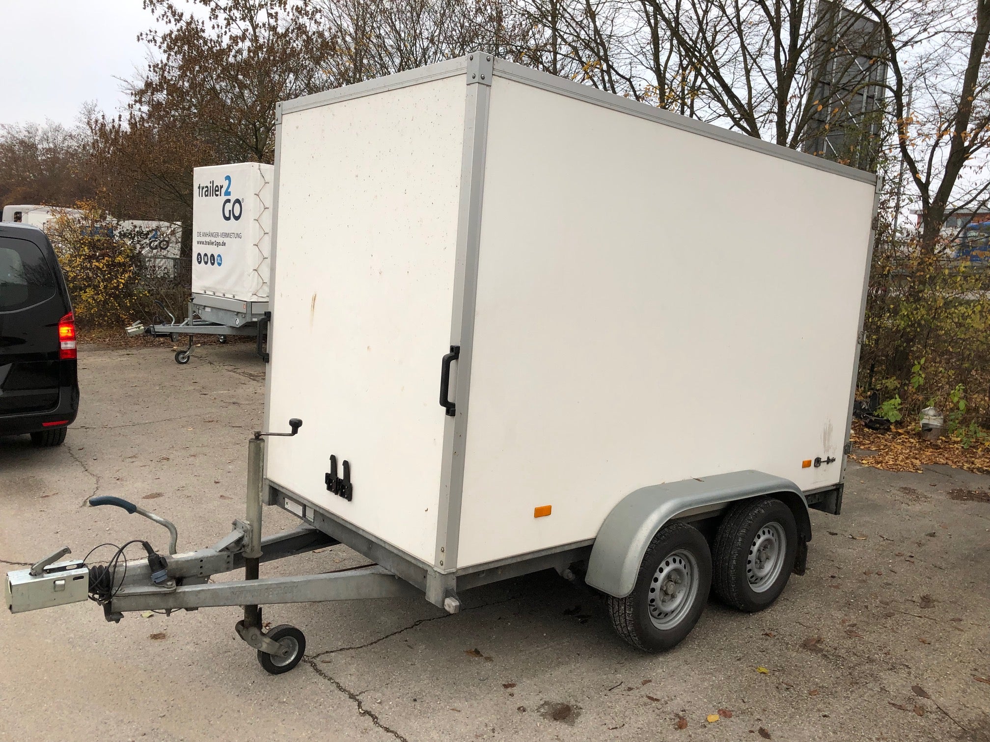 Kofferanhänger mit Türen mieten – Größe L, geschlossen, 180 cm, 2.000 kg