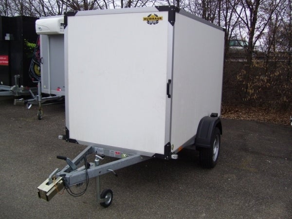 Kofferanhänger mit Türe mieten – Größe M, geschlossen, 150 cm, 1.300 kg, 100 km/h