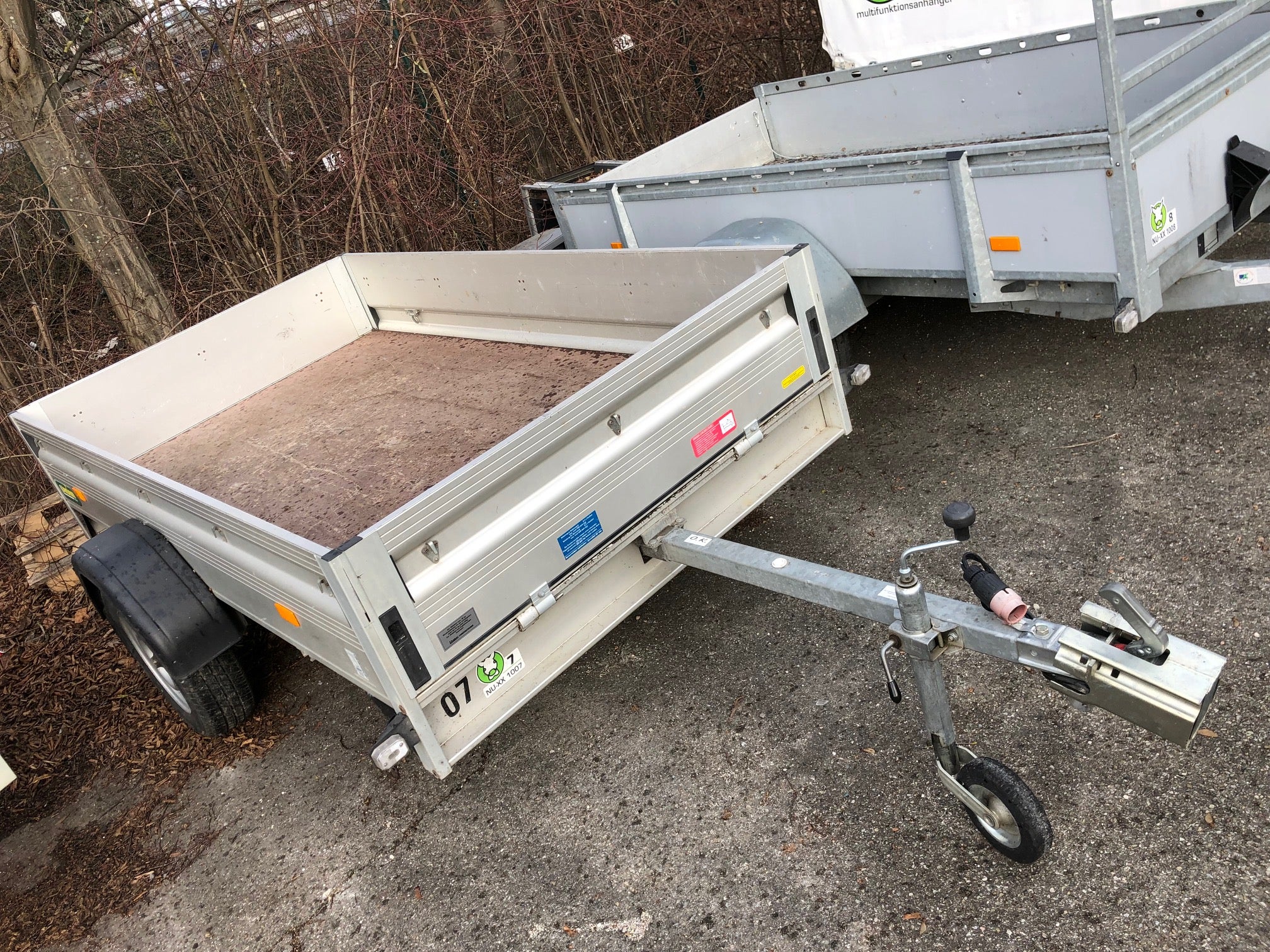 PKW-Anhänger ohne Plane mieten – Größe M, Tieflader, 750 kg, ohne BE-Führerschein