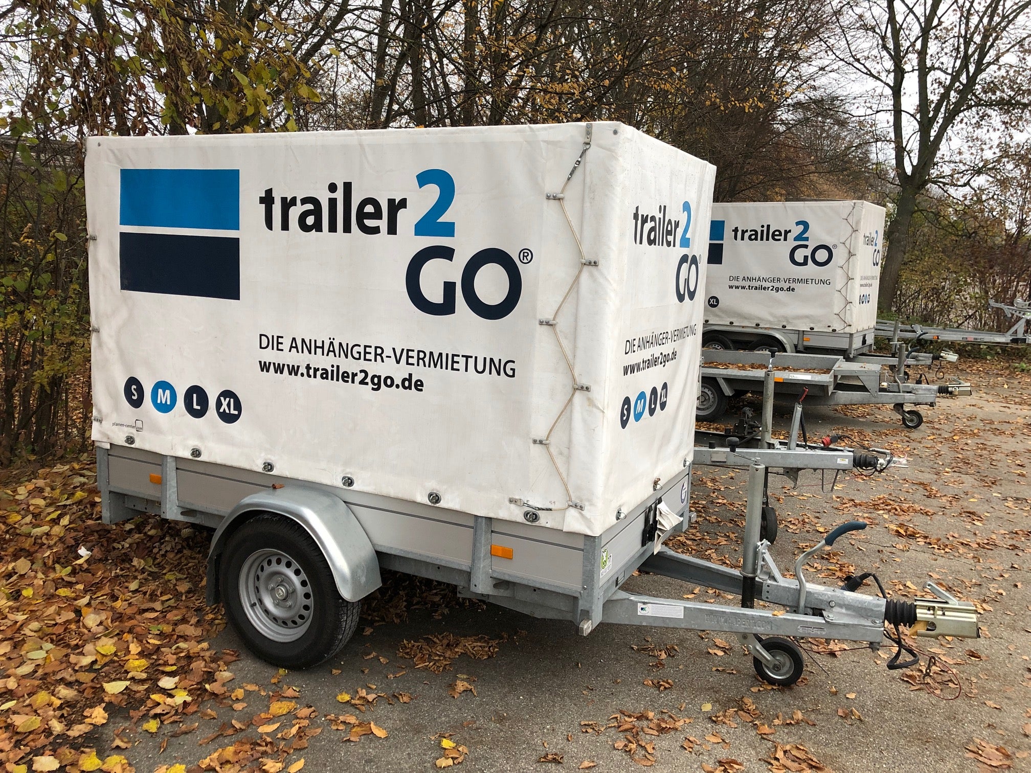 Allzweckanhänger mit Plane mieten – Größe M, 160 cm, 1.300 kg, 100 km/h, ohne BE