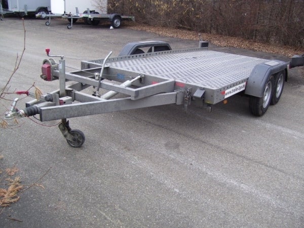 XL Autotransportanhänger mieten – Tieflader, hydraulisch kippbar mit Seilwinde, 3,0 t