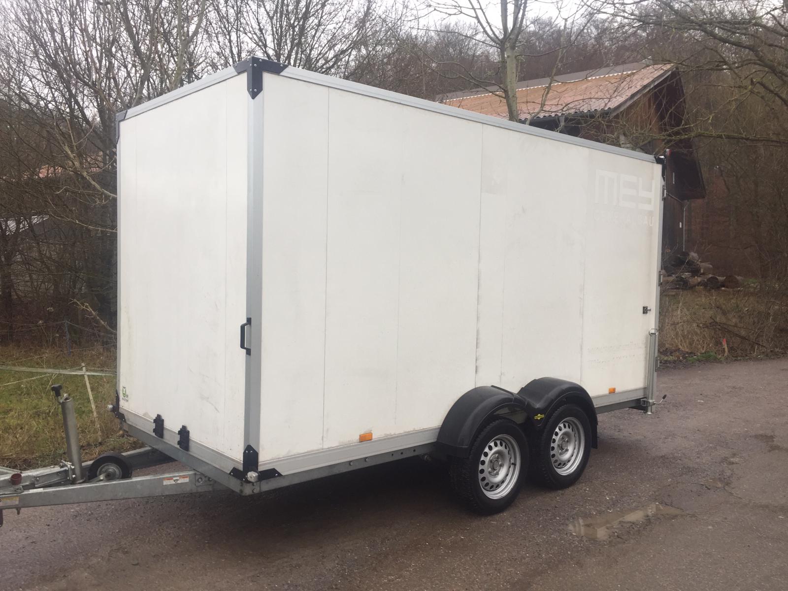 XL Kofferanhänger mit Türen mieten – geschlossen, 200 cm, 2.500 kg, 2-achsig
