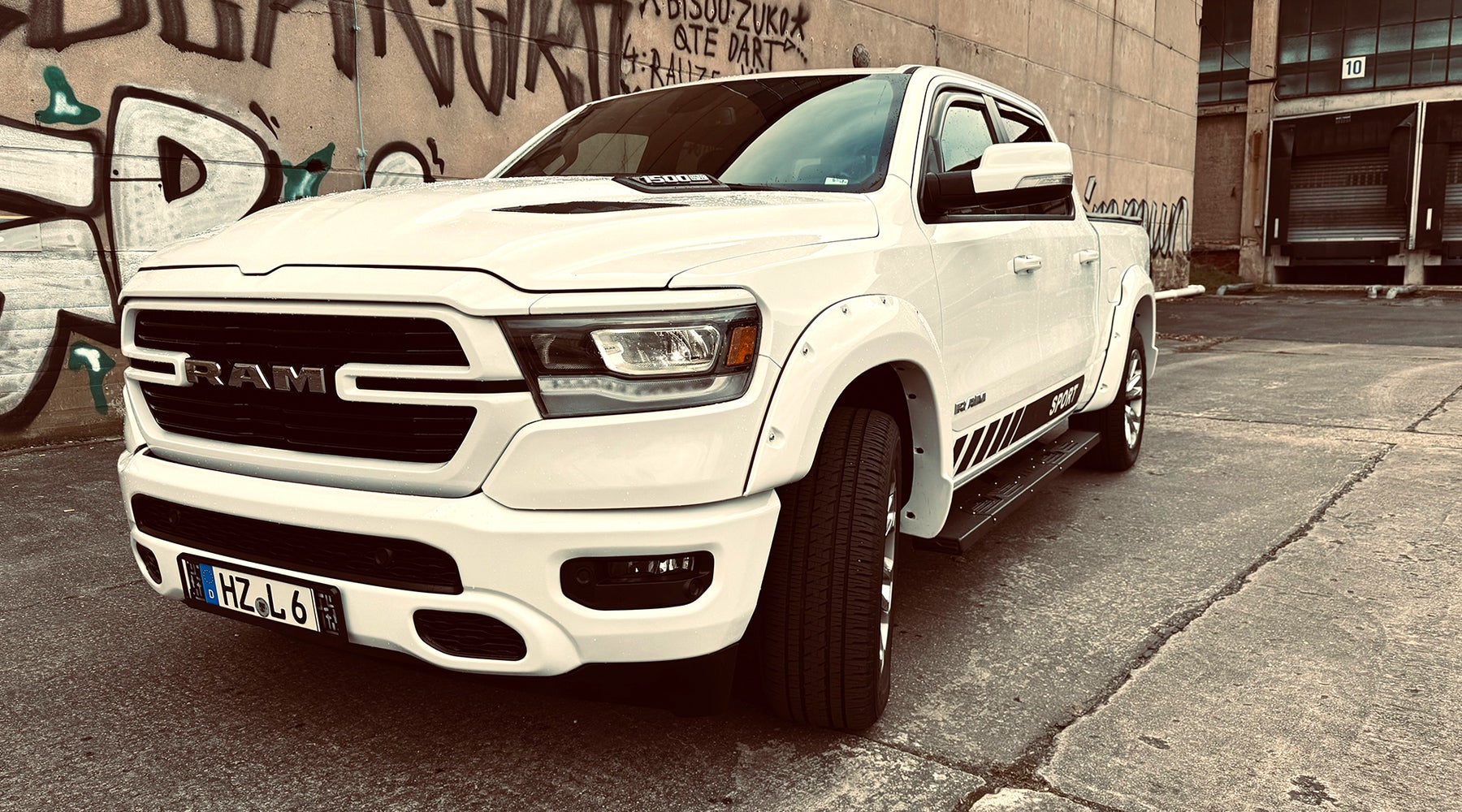 Dodge RAM mieten – HEMI V8 Pickup, 417 PS in Weiß