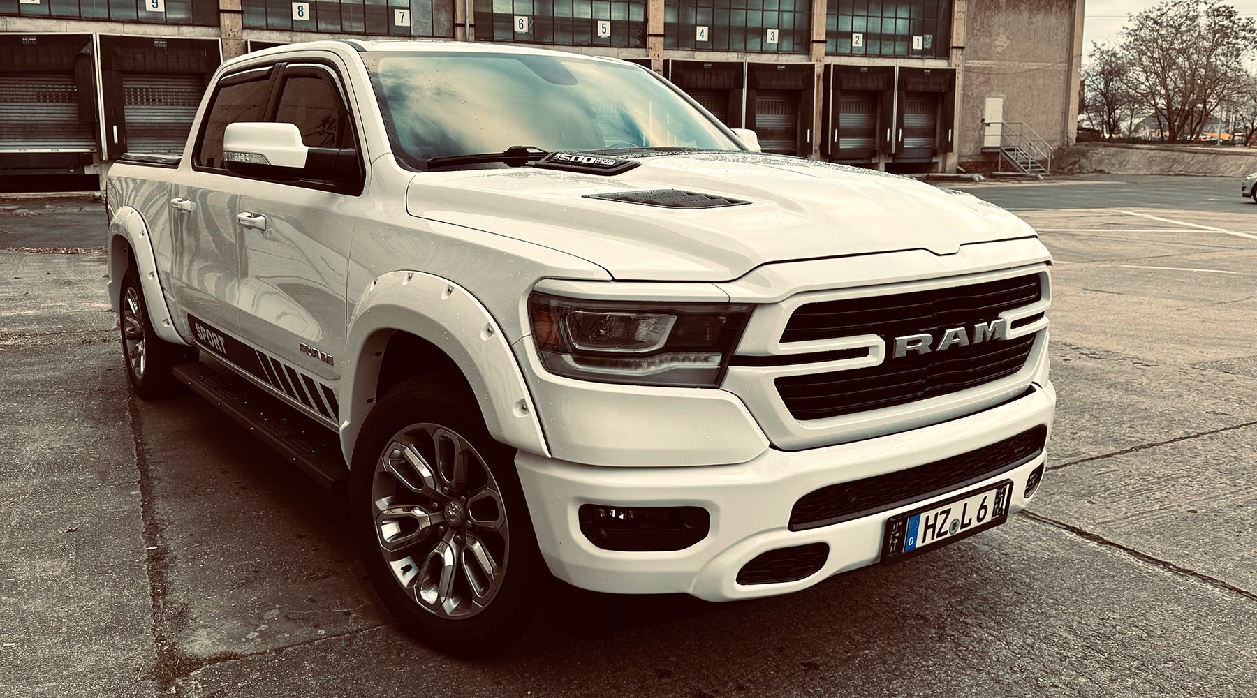 Dodge RAM mieten – HEMI V8 Pickup, 417 PS in Weiß – 2