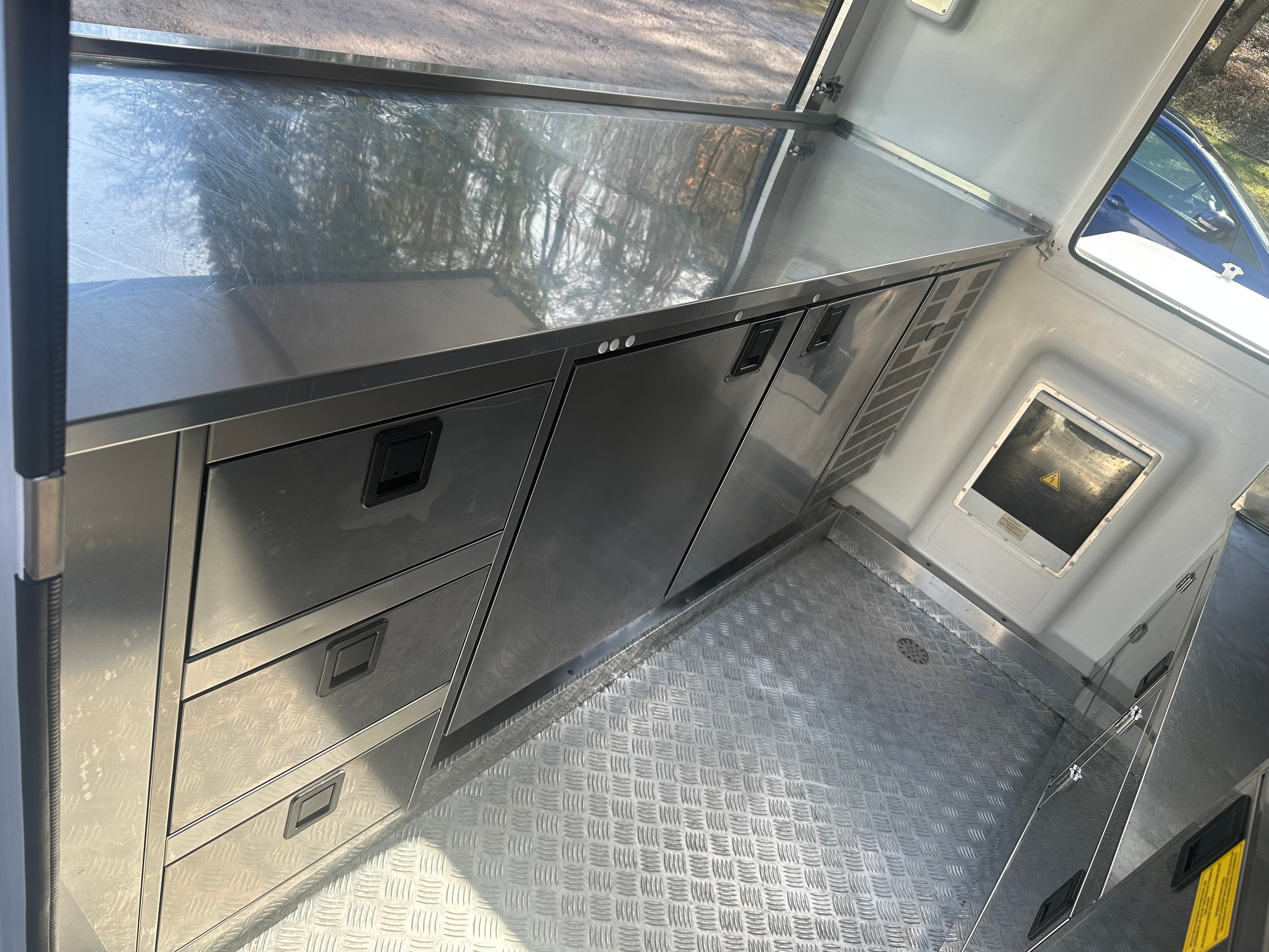 Imbisswagen mieten – Foodtrailer Mobile Chef, 750 kg, PKW-tauglich, bundesweit – 3