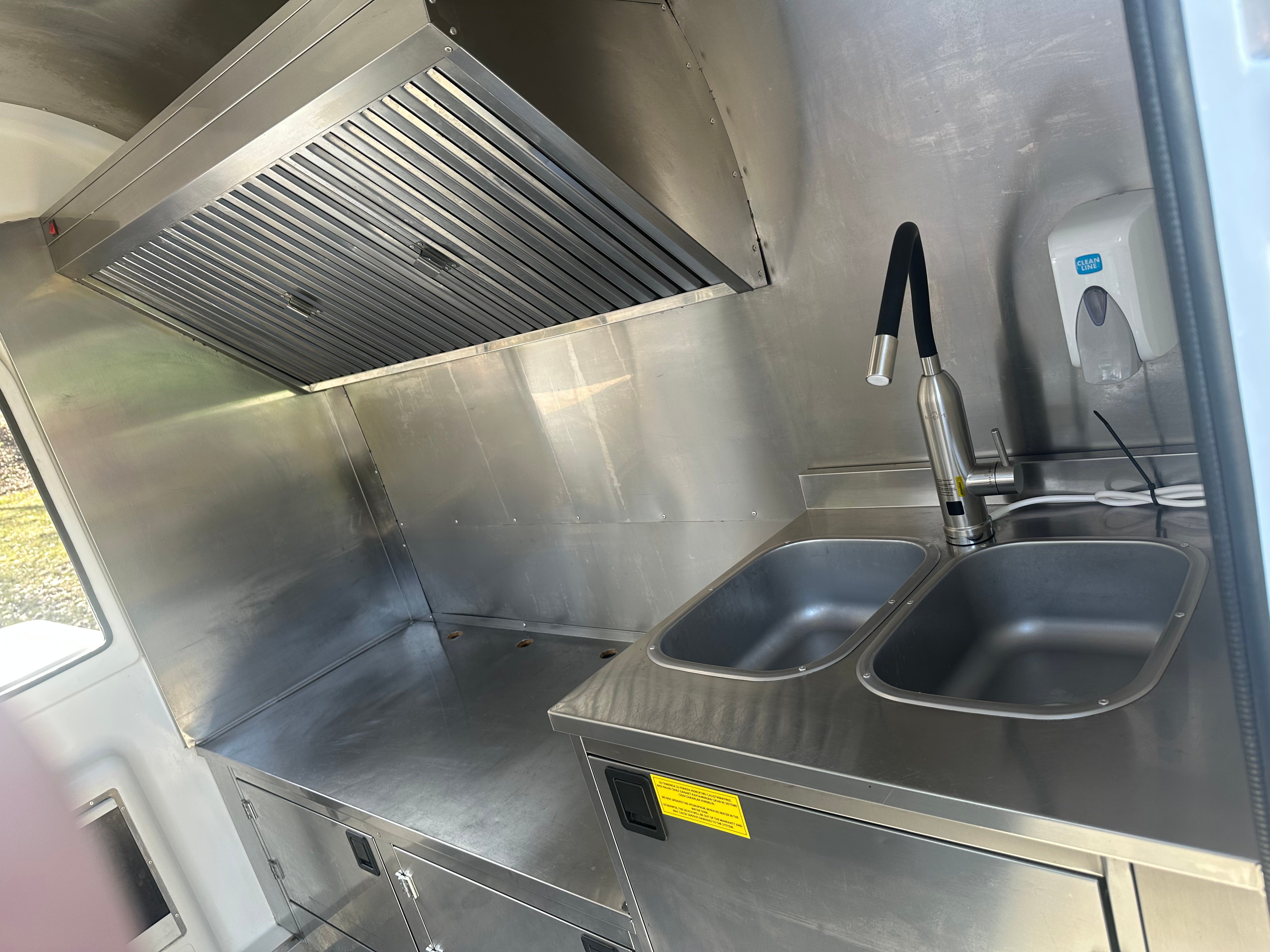Imbisswagen mieten – Foodtrailer Mobile Chef, 750 kg, PKW-tauglich, bundesweit – 2