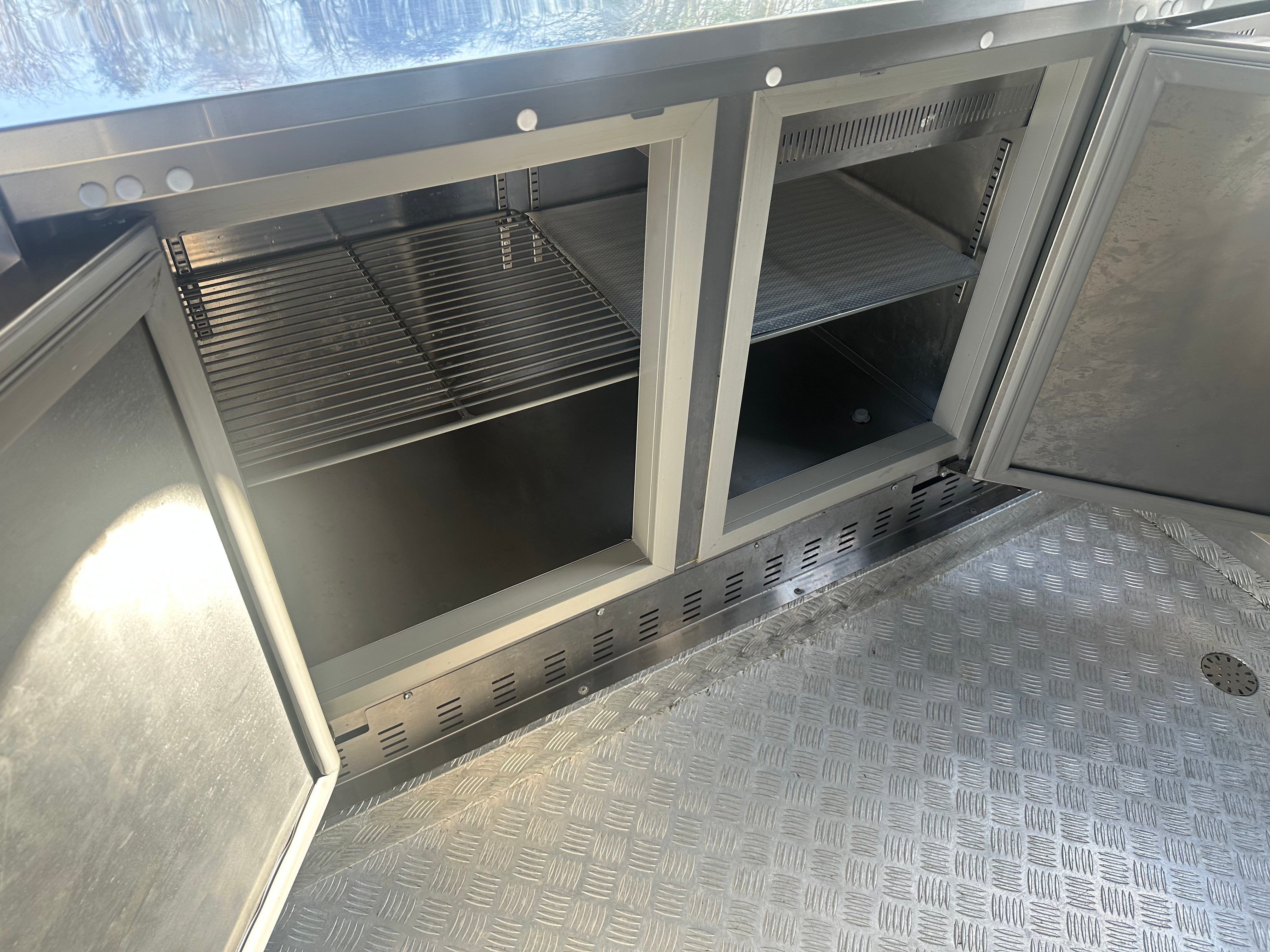Imbisswagen mieten – Foodtrailer Mobile Chef, 750 kg, PKW-tauglich, bundesweit – 4