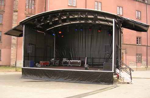 Trailerbühne Freestage Medium ARC mieten – mobile Bühne 8x6 m mit Rundbogendach