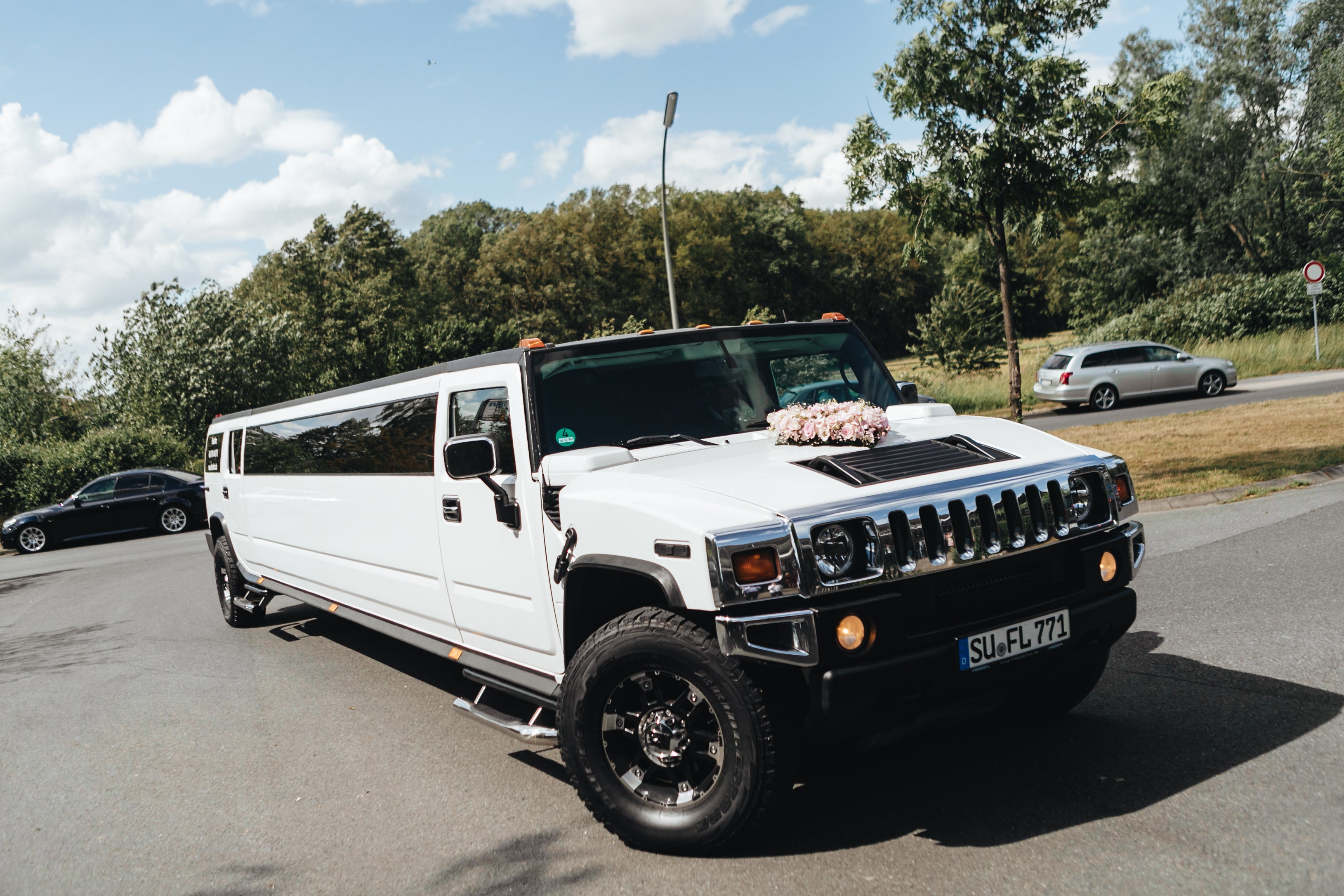 Hummer H2 Stretchlimousine in Weiß mieten – Köln, Bonn, Düsseldorf & ganz NRW