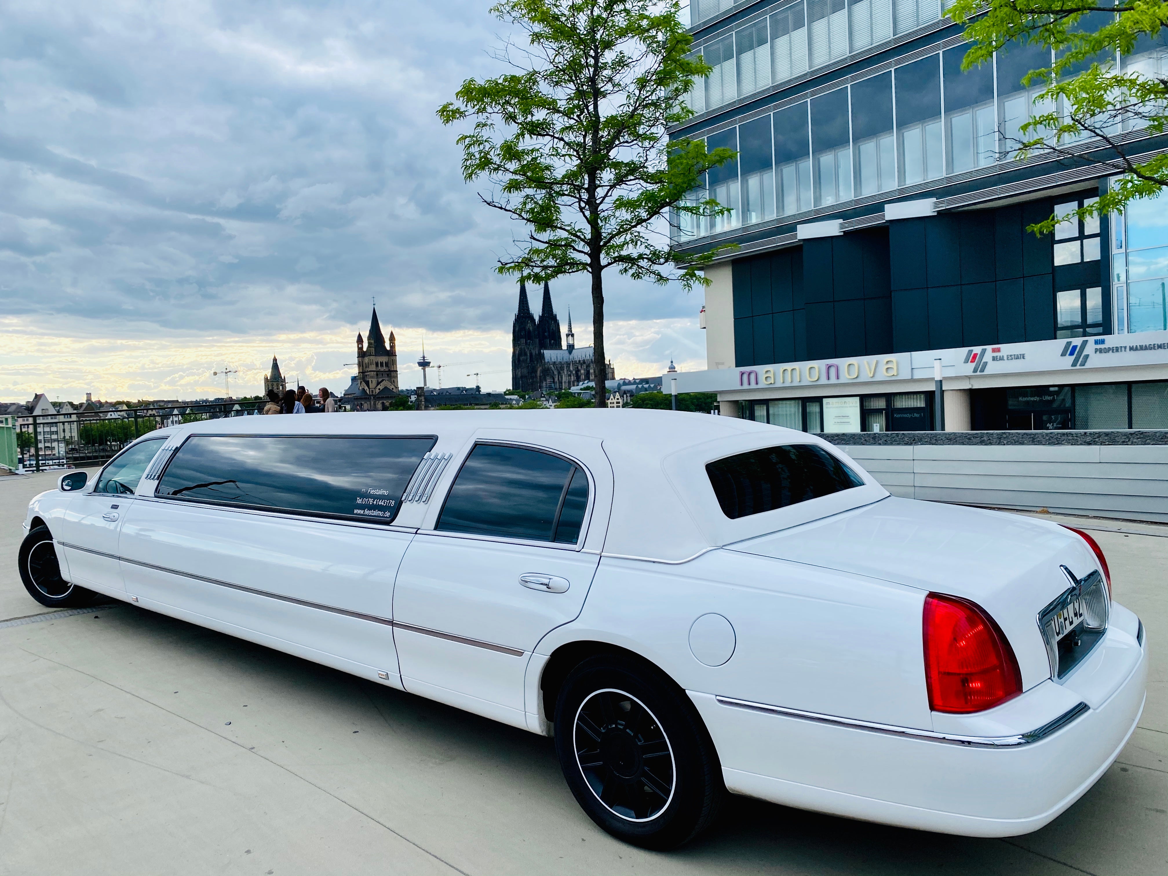 Stretchlimousine & Partybus mieten Köln – Hummer H2, Lincoln Weiß & Pink – 2