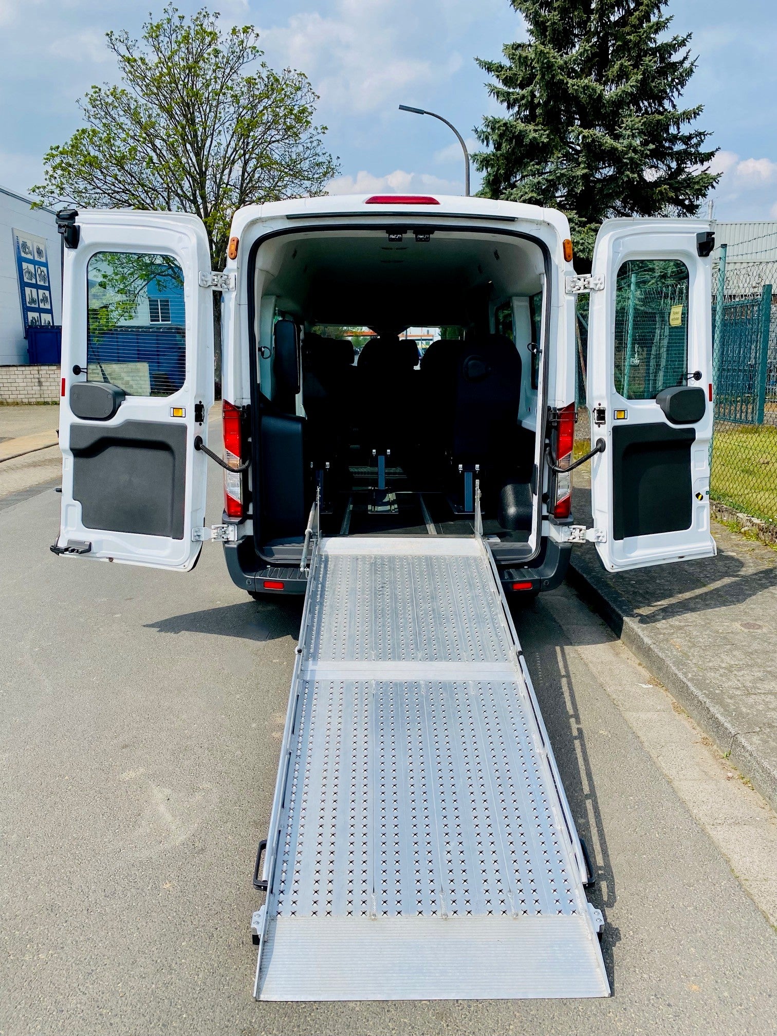 Krankenfahrdienst mieten – Rollstuhltransport mit Hebebühne, Dialyse- & Arztfahrten – 4