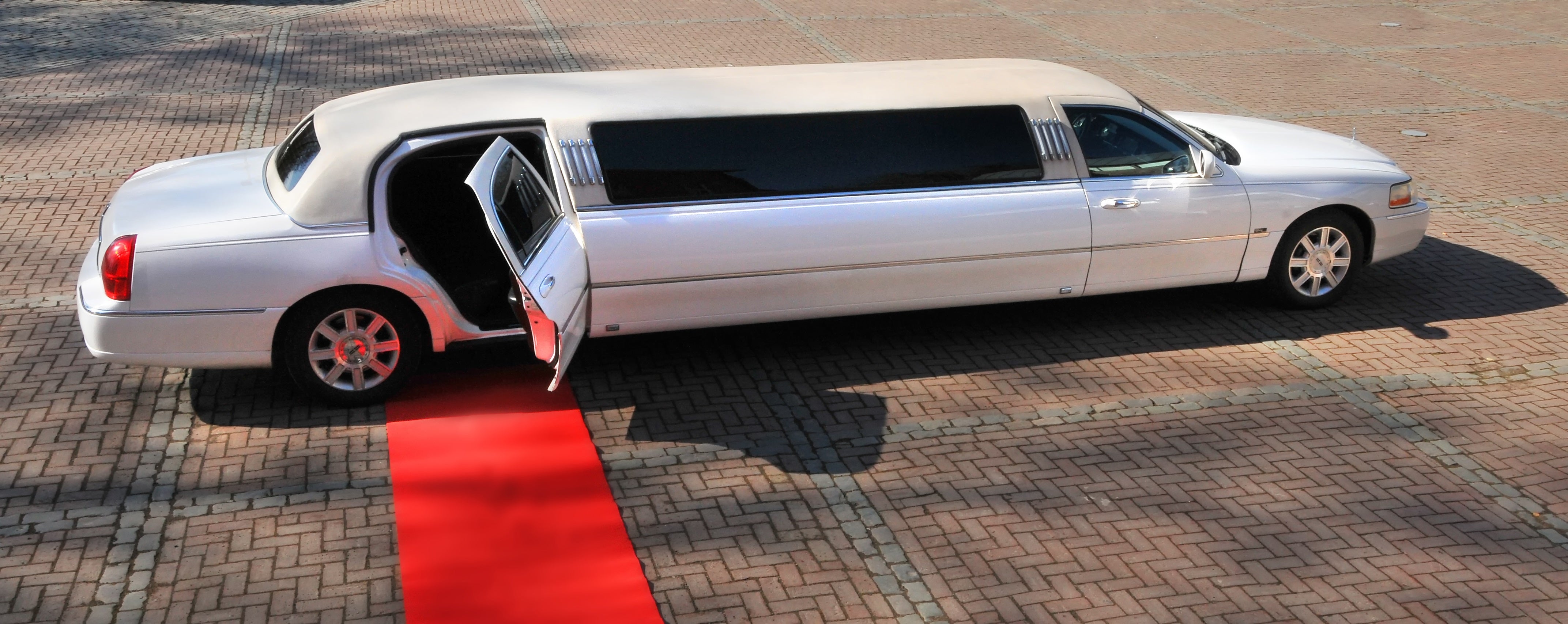 Stretchlimousine mieten – Lincoln Town Car Weiß & Chrysler für Ihren Anlass – 3