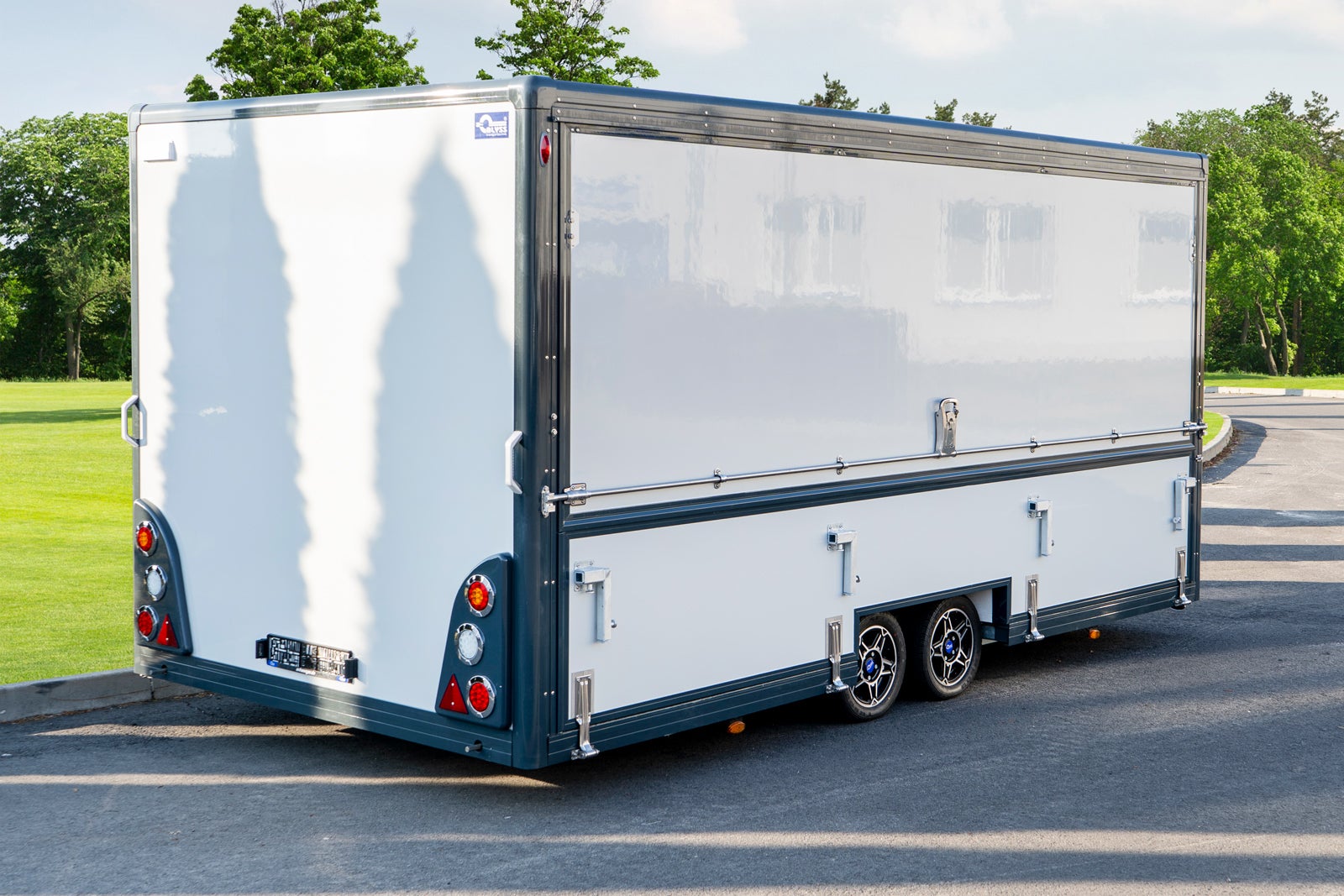 Eventanhänger mieten – Messeanhänger 2700 kg zGG mit Vollwandverglasung & Verkaufsklappe – 4