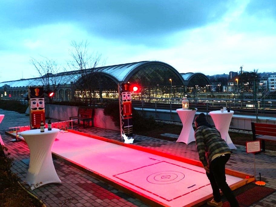 Eisstockbahn mieten – XXL-Eisstockschießen & Funcurling für In- & Outdoor, ganzjährig