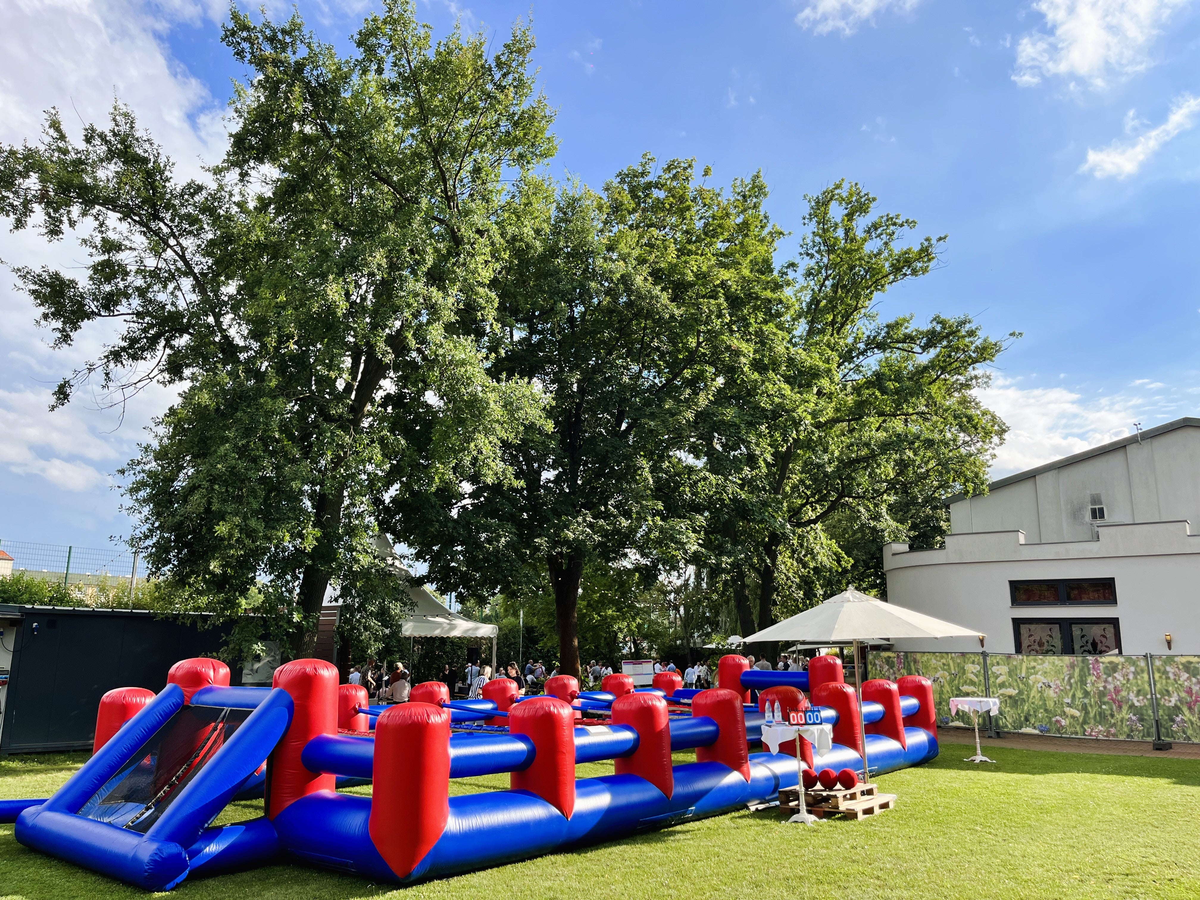 XXL-Menschenkicker mieten 14x6 m – Human Table Soccer für bis zu 12 Spieler, DIN-geprüft