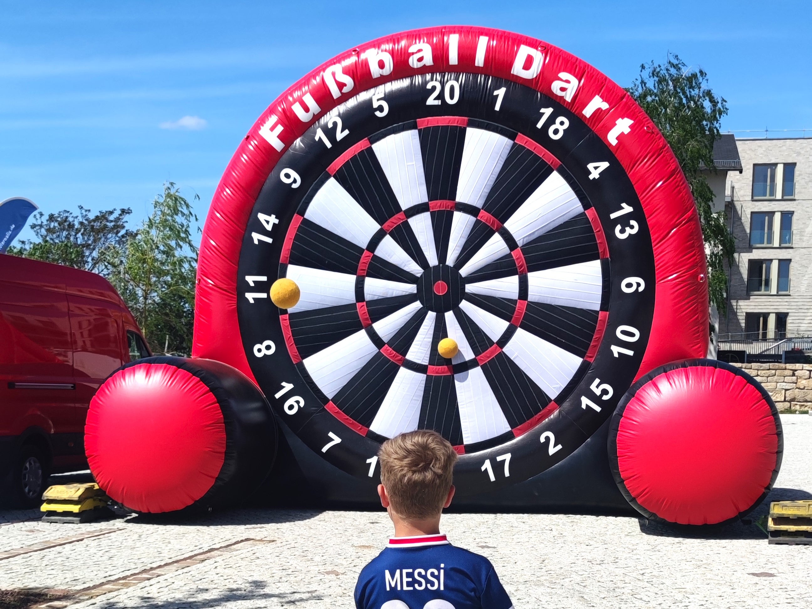 XXL-Fußballdart mieten – Soccer Dart, 5 m hohe Dartscheibe mit Klettbällen – 3