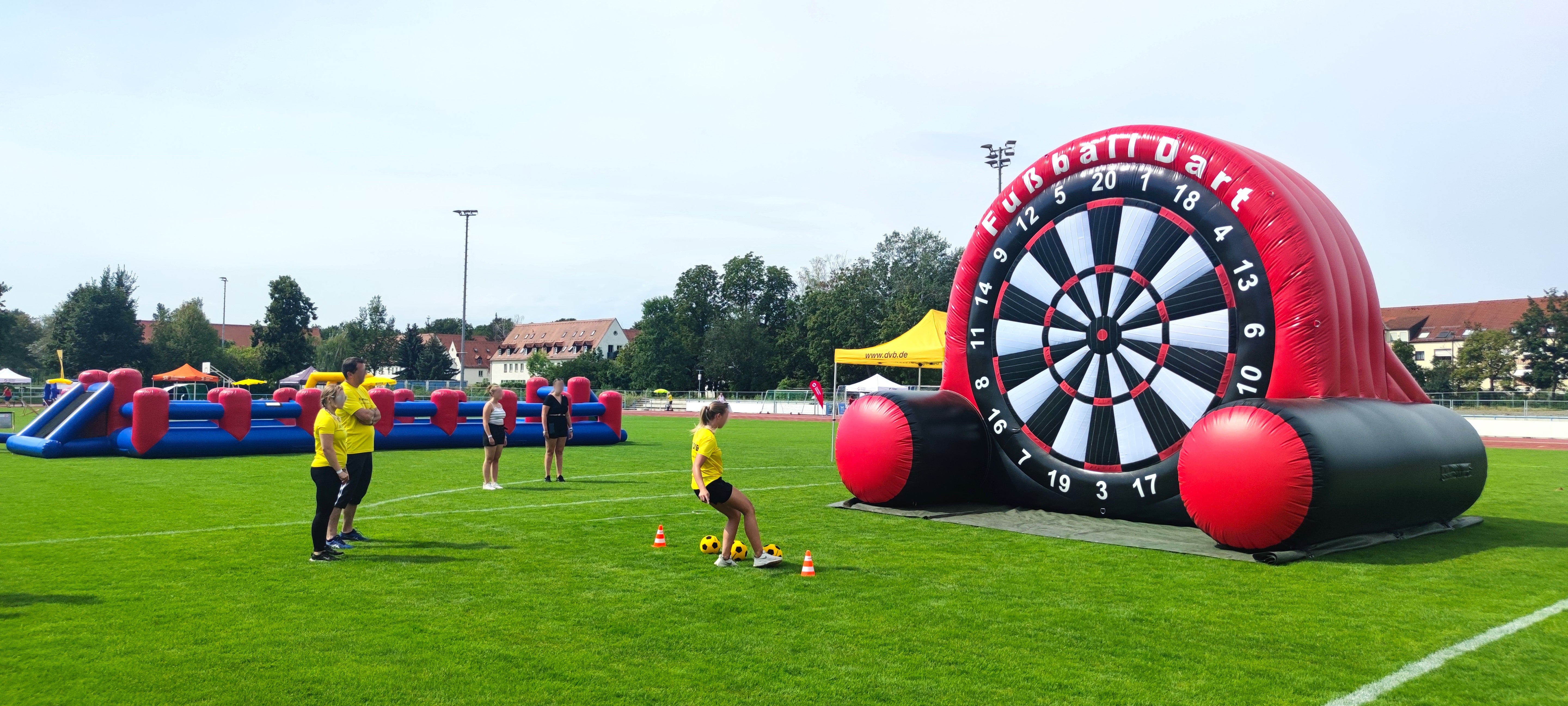 XXL-Fußballdart mieten – Soccer Dart, 5 m hohe Dartscheibe mit Klettbällen