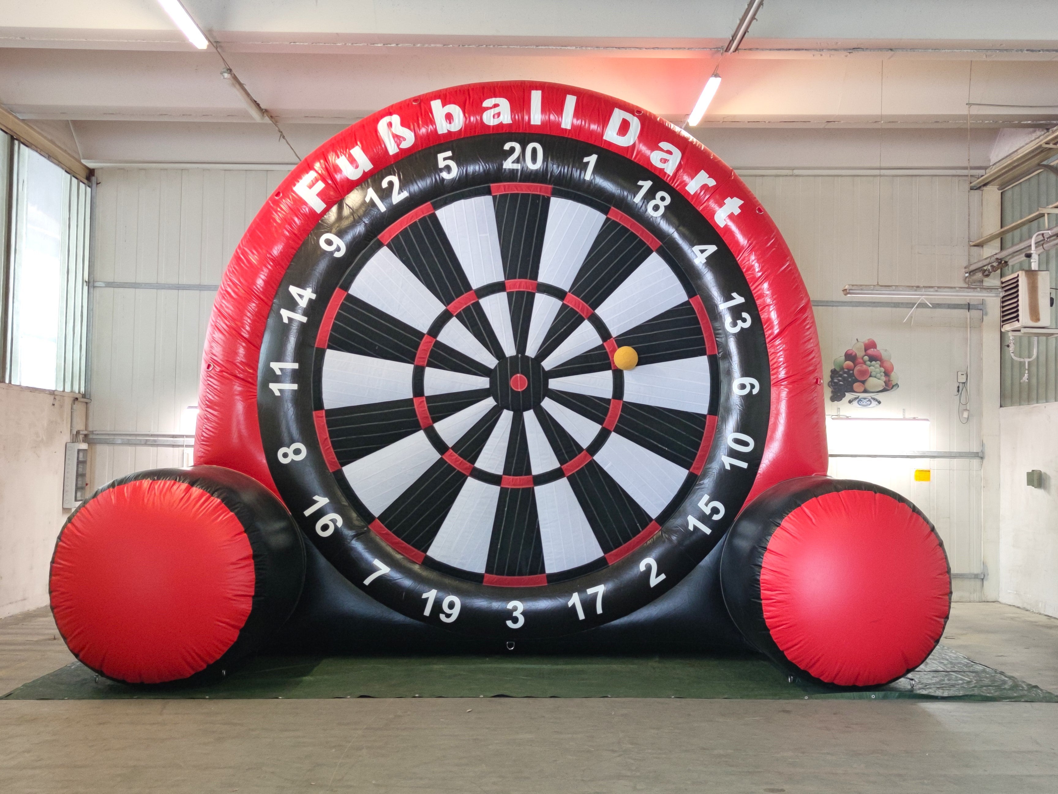 XXL-Fußballdart mieten – Soccer Dart, 5 m hohe Dartscheibe mit Klettbällen – 4