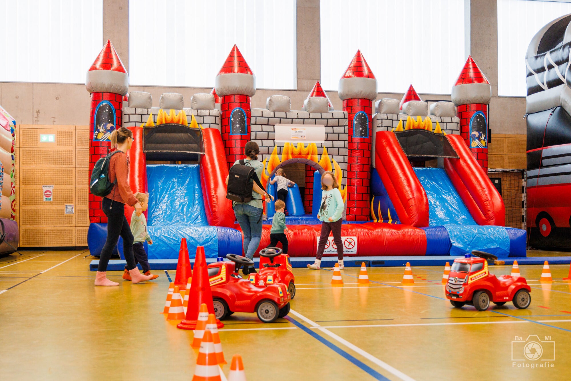 XL-Hüpfburg mit zwei Rutschen mieten 6x8 m – Ritterburg Rot, DIN-geprüft – 2