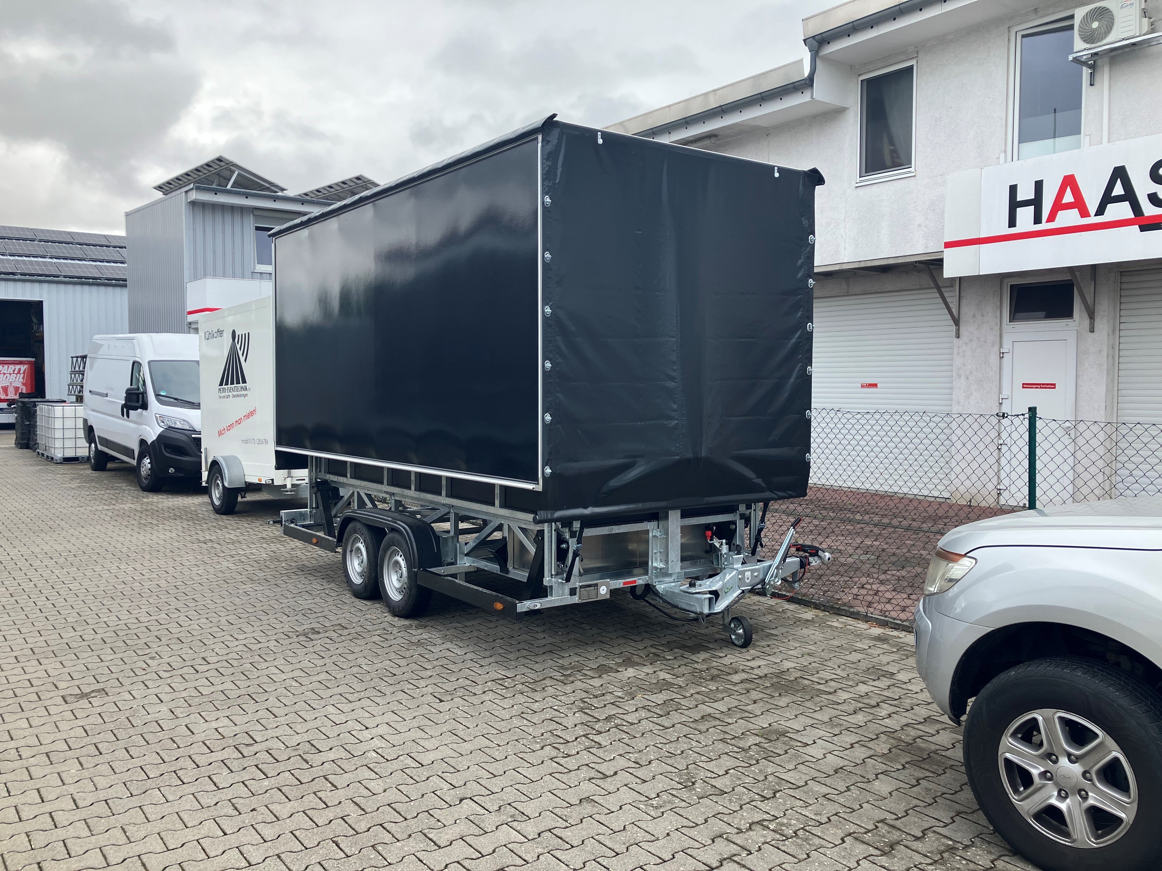 Trailerbühne mieten 6×4 m – mobile Open-Air-Bühne inkl. Auf- & Abbau – 3