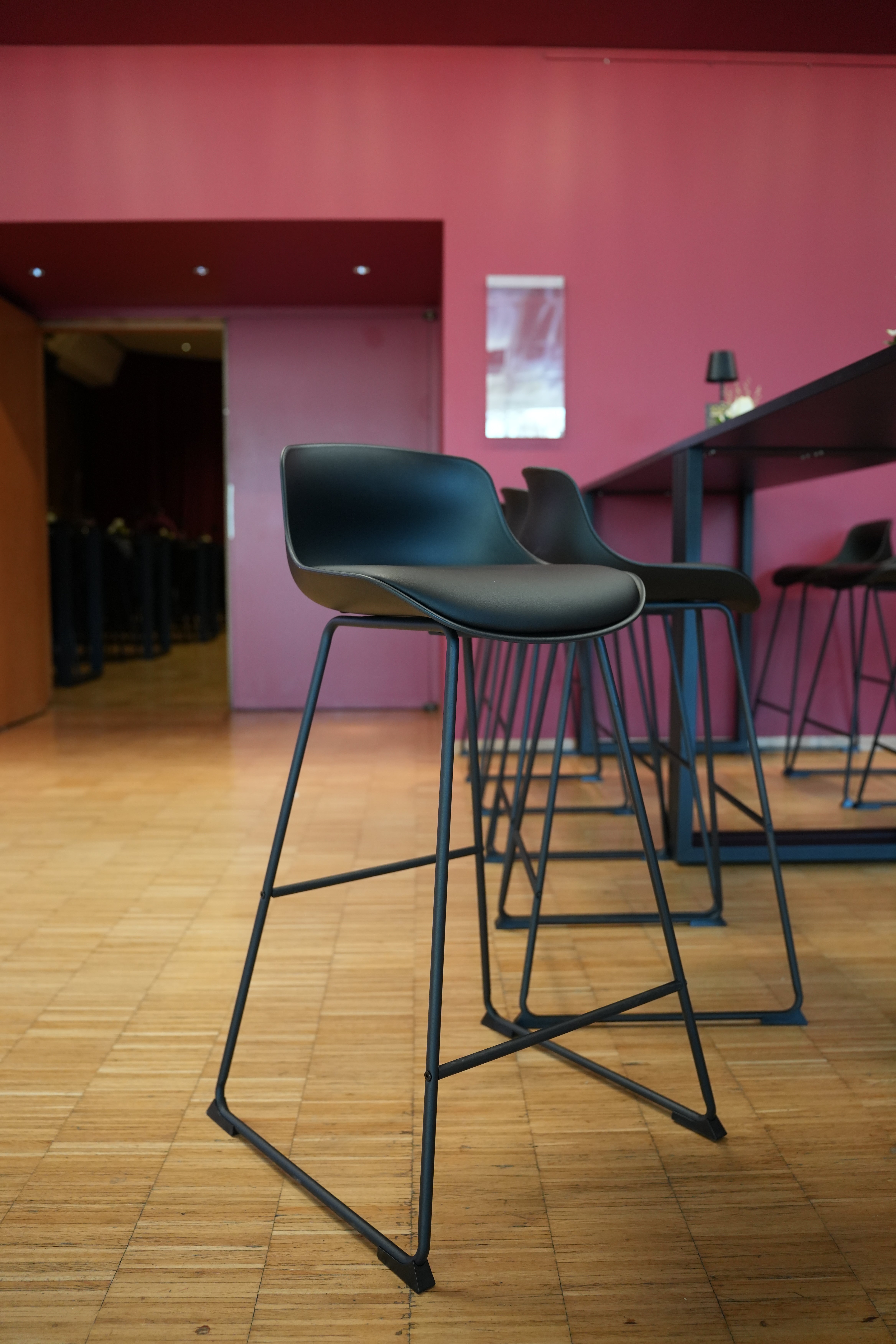 Barhocker mieten – schwarz in edler Kunstlederoptik – 2