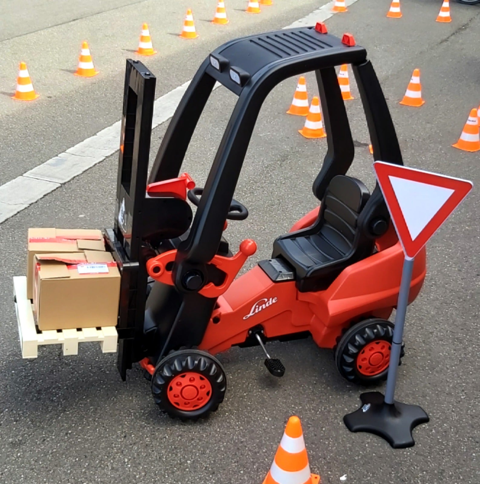 Kindergabelstapler mieten – 3 Tret-Stapler mit Parcours ab 4 Jahren