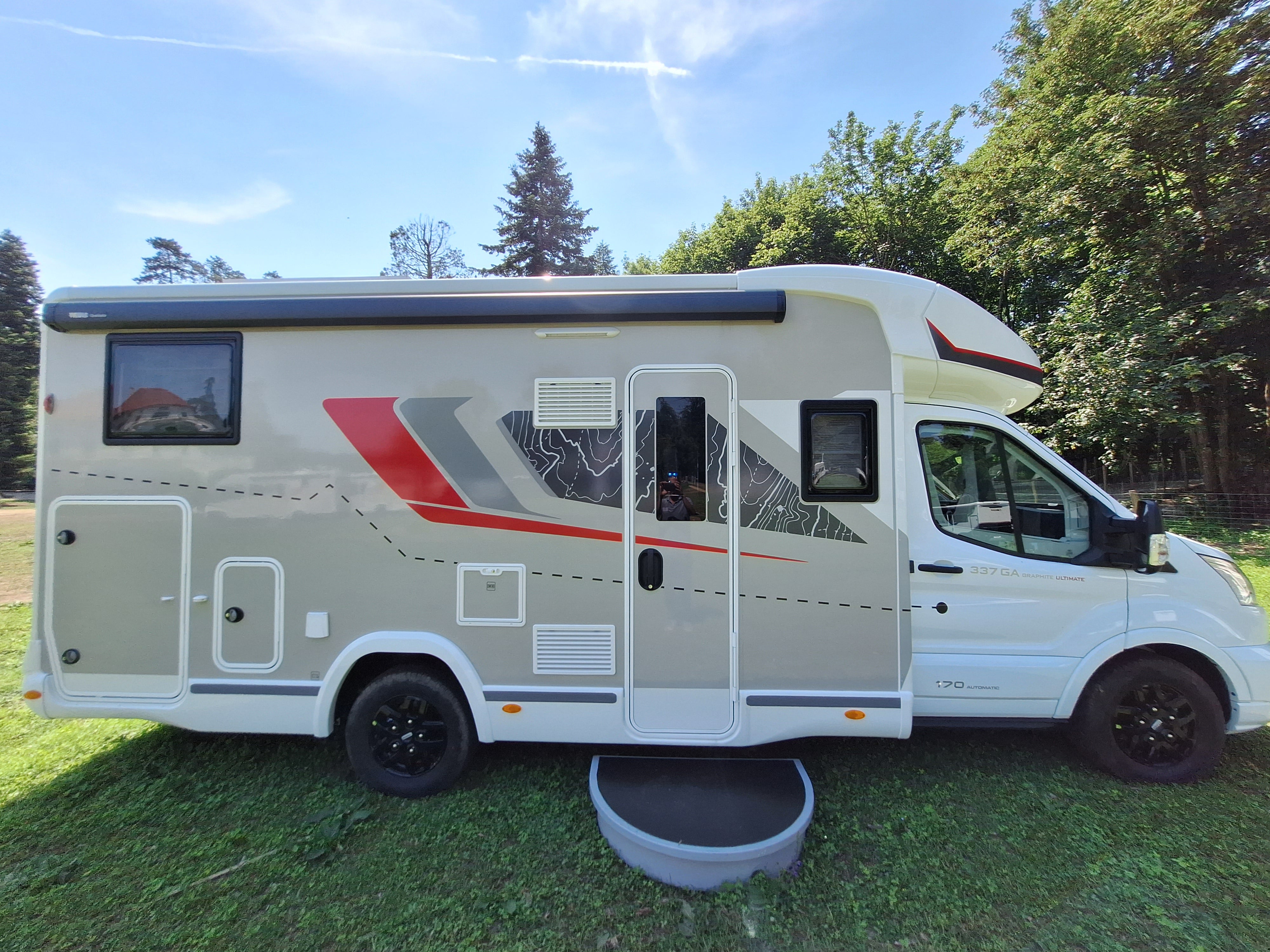 Challenger 337GA mieten – Teilintegriertes Wohnmobil mit SAT-TV, Automatik & Solar