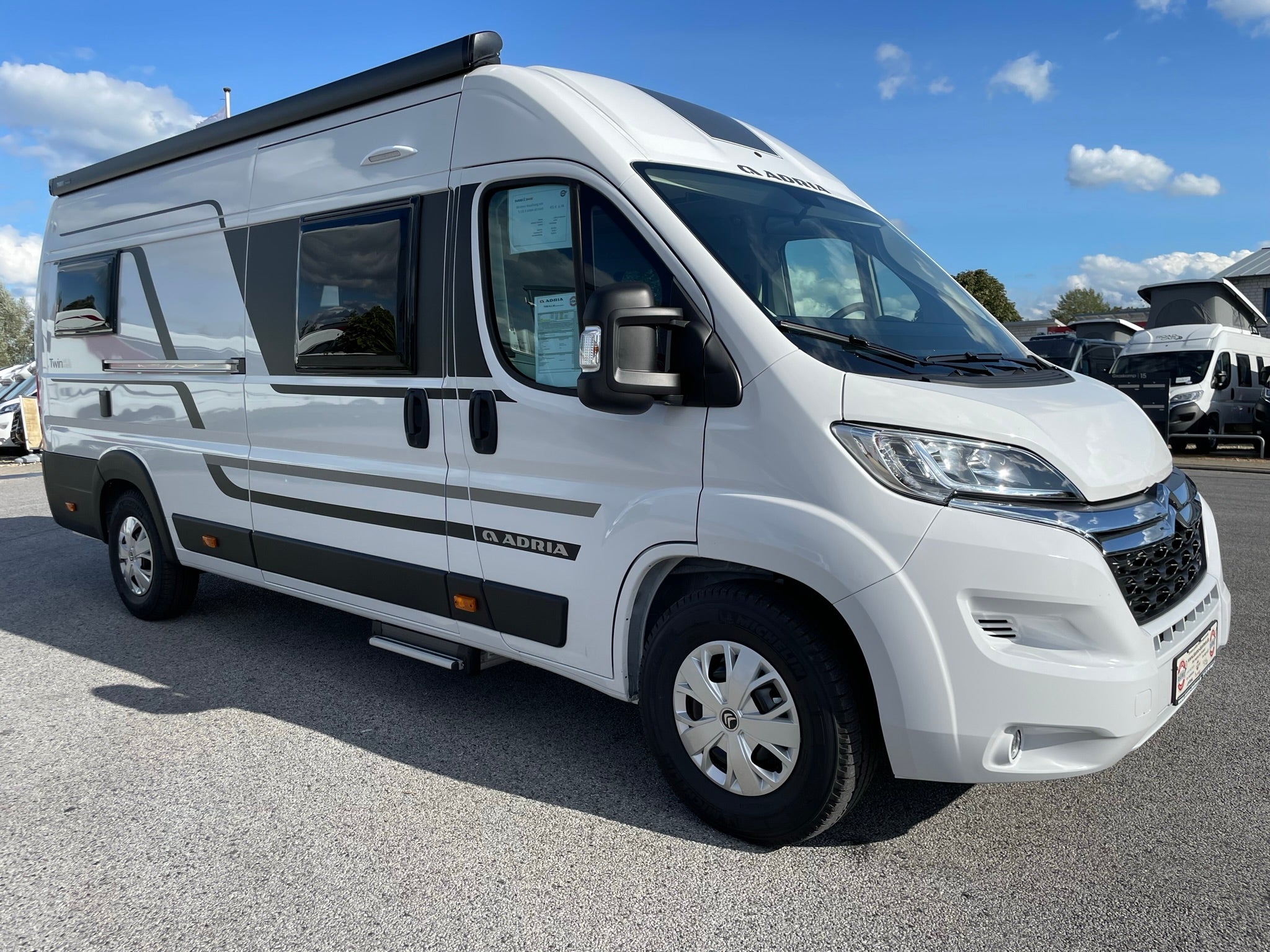 Kastenwagen 6,40 m mit Längsbetten mieten - z.B. Pössl Roadcruiser – 2