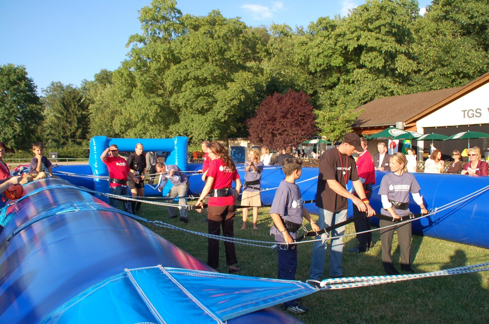 Human Table Soccer / Menschenkicker mit Seilen