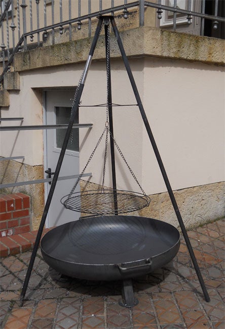 Dreibeingrill mieten – rustikaler Schwenkgrill mit Feuerschale, Höhe 1,5 m – 2