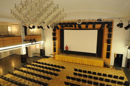 Beamer-Leinwand mieten 3,25 x 2,49 m – Stumpfl Monoblock Rahmenleinwand – 2