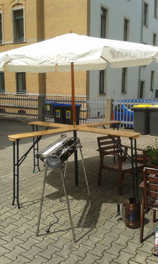 Stehtisch mieten – Biertisch-Stehtisch für 16–20 Personen, optional Schirm