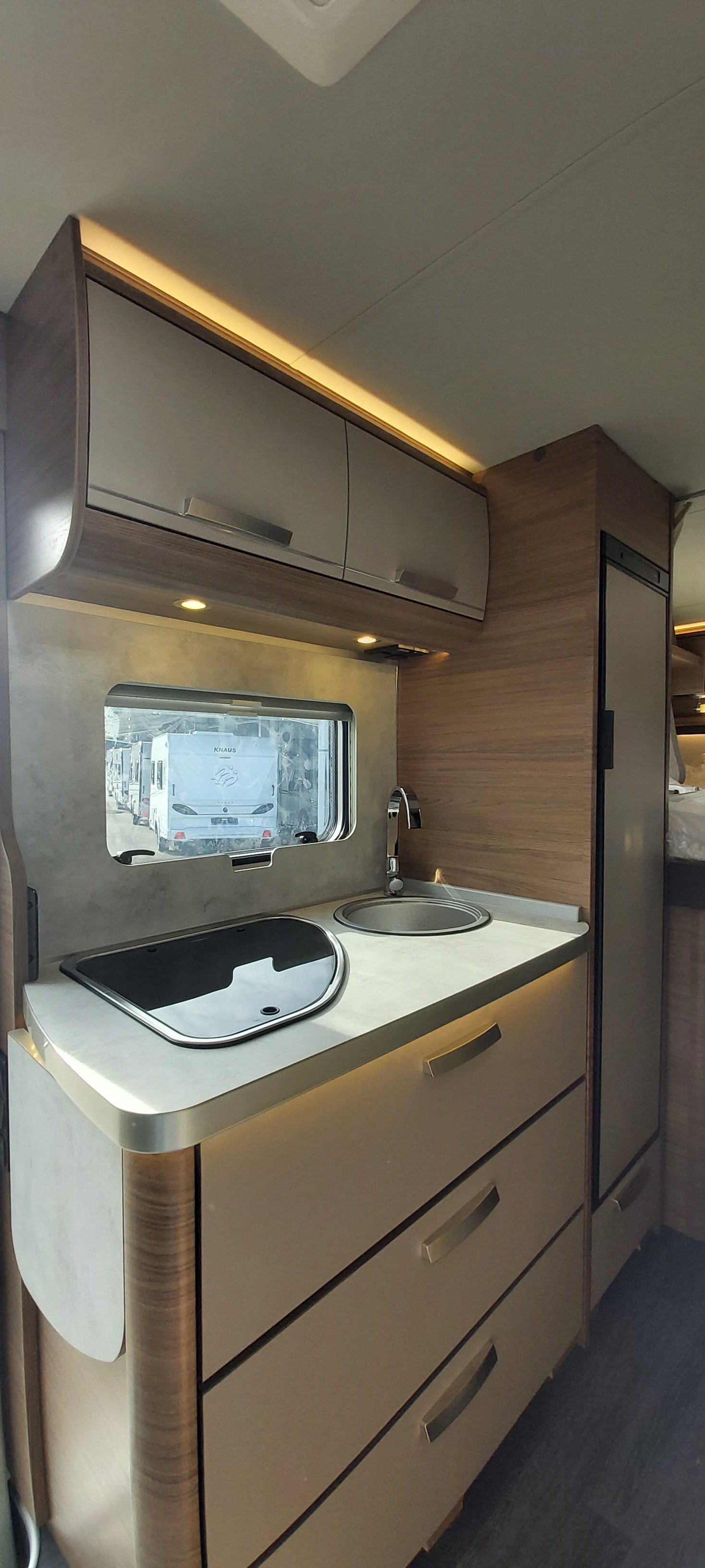 Wohnmobil mieten – Knaus Live Ti 650 MEG teilintegriert, 4 Sitze / 2 Schlafplätze – 4