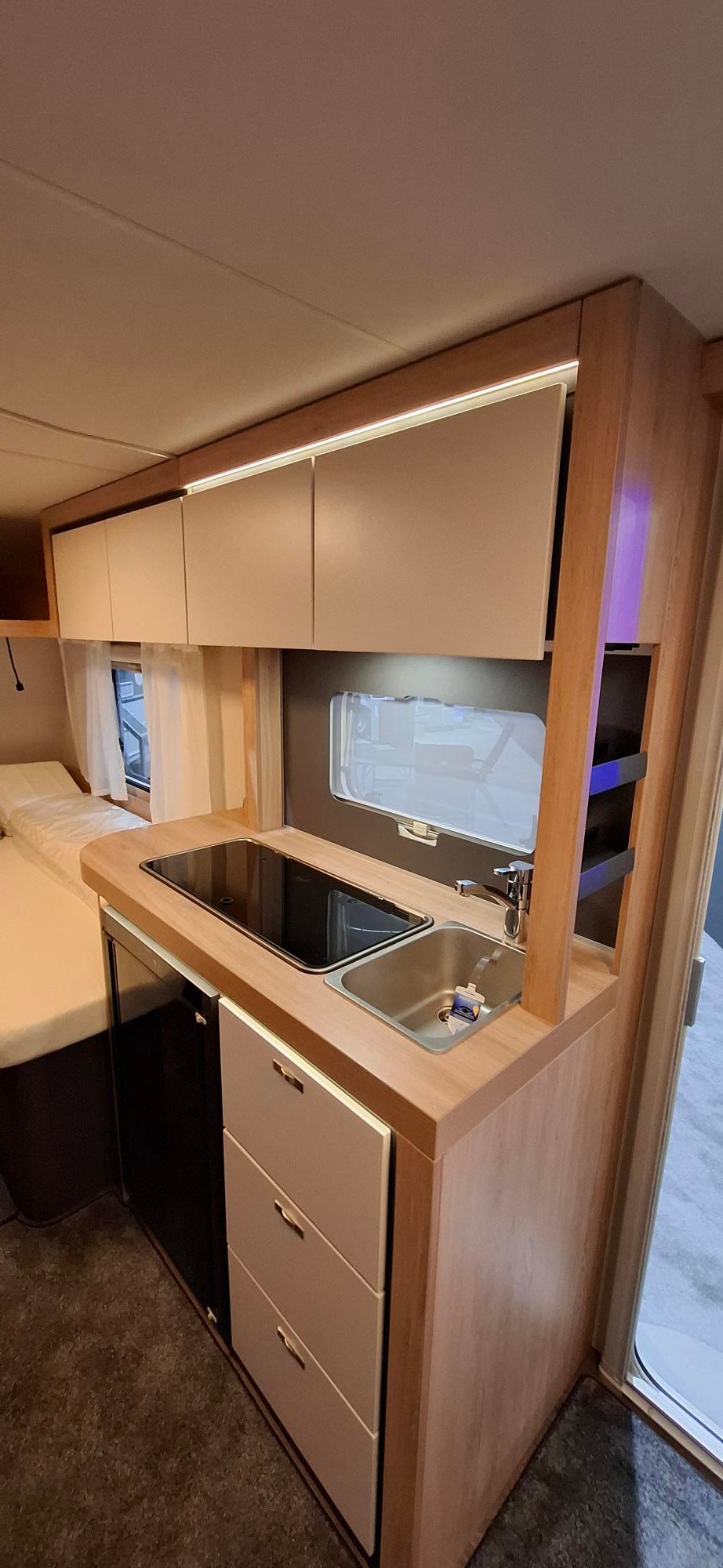 Wohnwagen mieten – Knaus Sport 500 EU, bis 4 Schlafplätze, Einzelbetten, inkl. Sonnensegel – 4