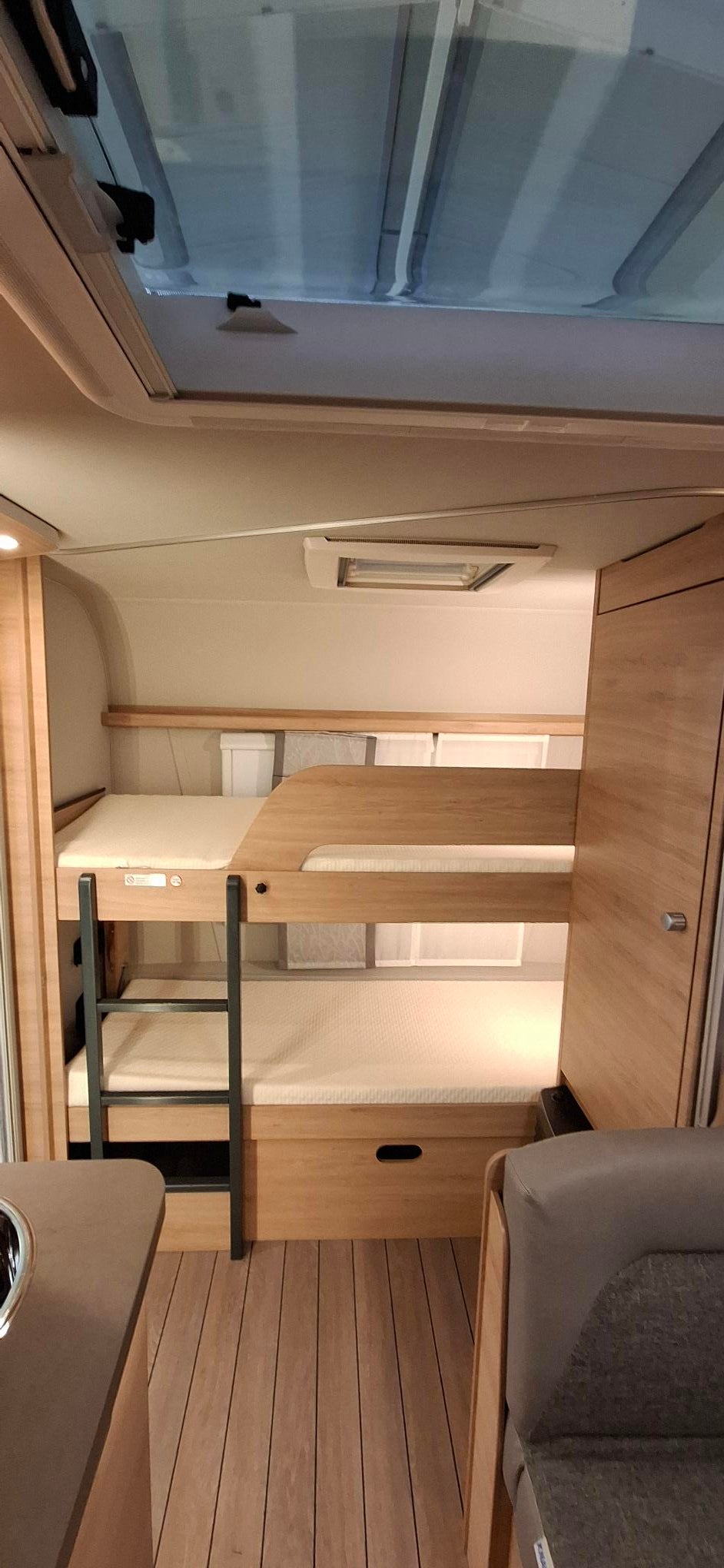 Wohnwagen mieten – Knaus Südwind 540 FDK Familiengrundriss, bis 5 Schlafplätze, Stockbetten – 3