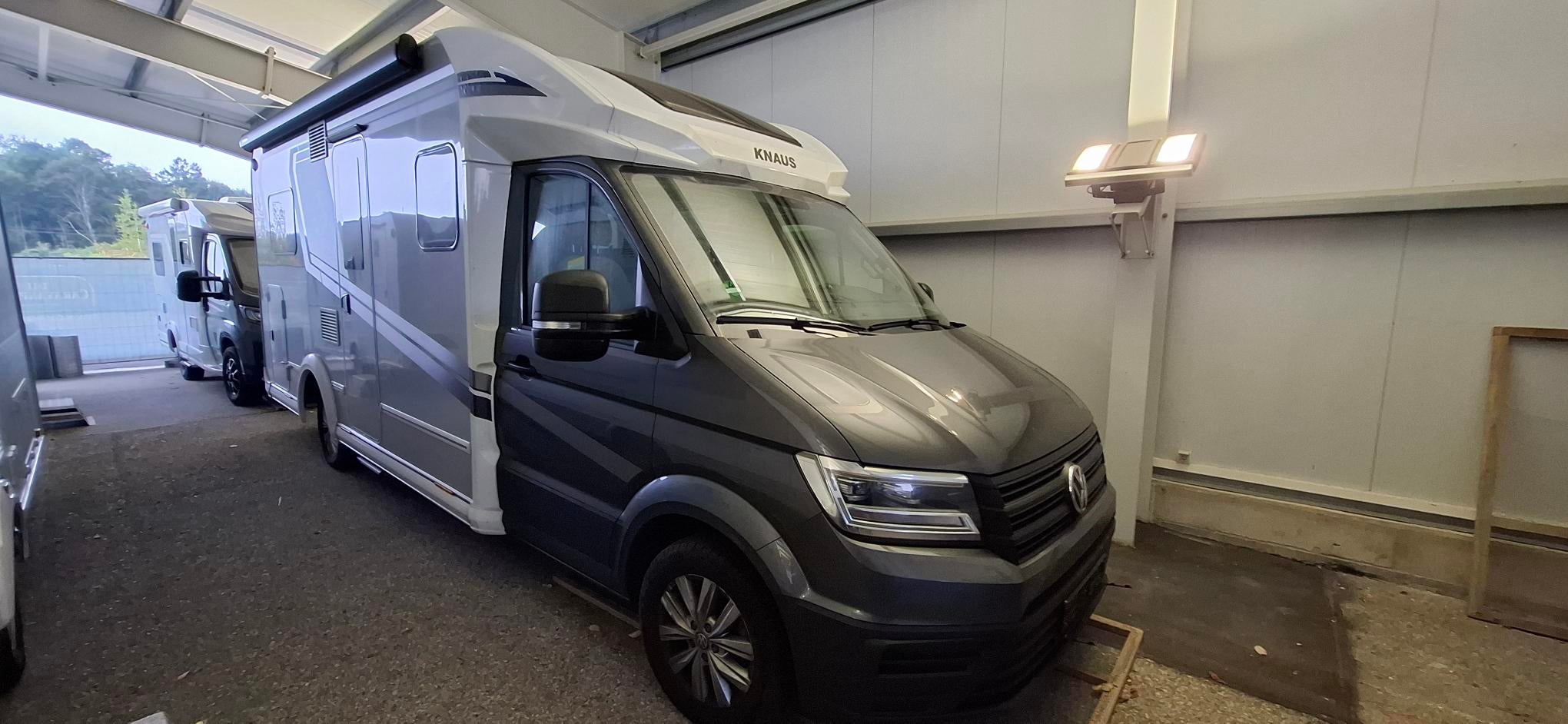 Wohnmobil mieten – Knaus Van Ti Plus 700 LF teilintegriert auf VW Crafter, 4 Sitze / 2 Schlafplätze