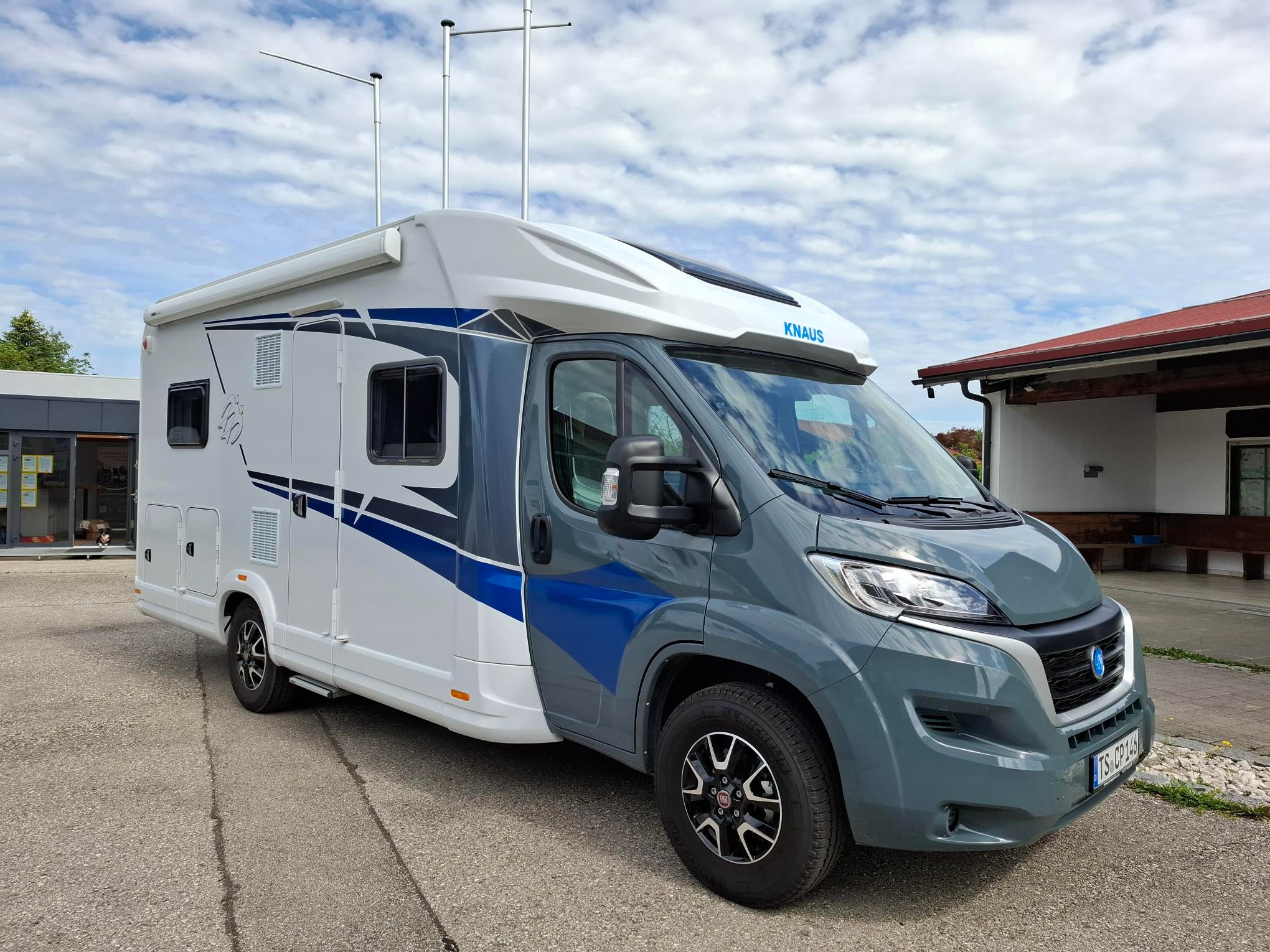 Wohnmobil mieten – Knaus Live Wave 650 MF teilintegriert, 4 Sitze / 4 Schlafplätze