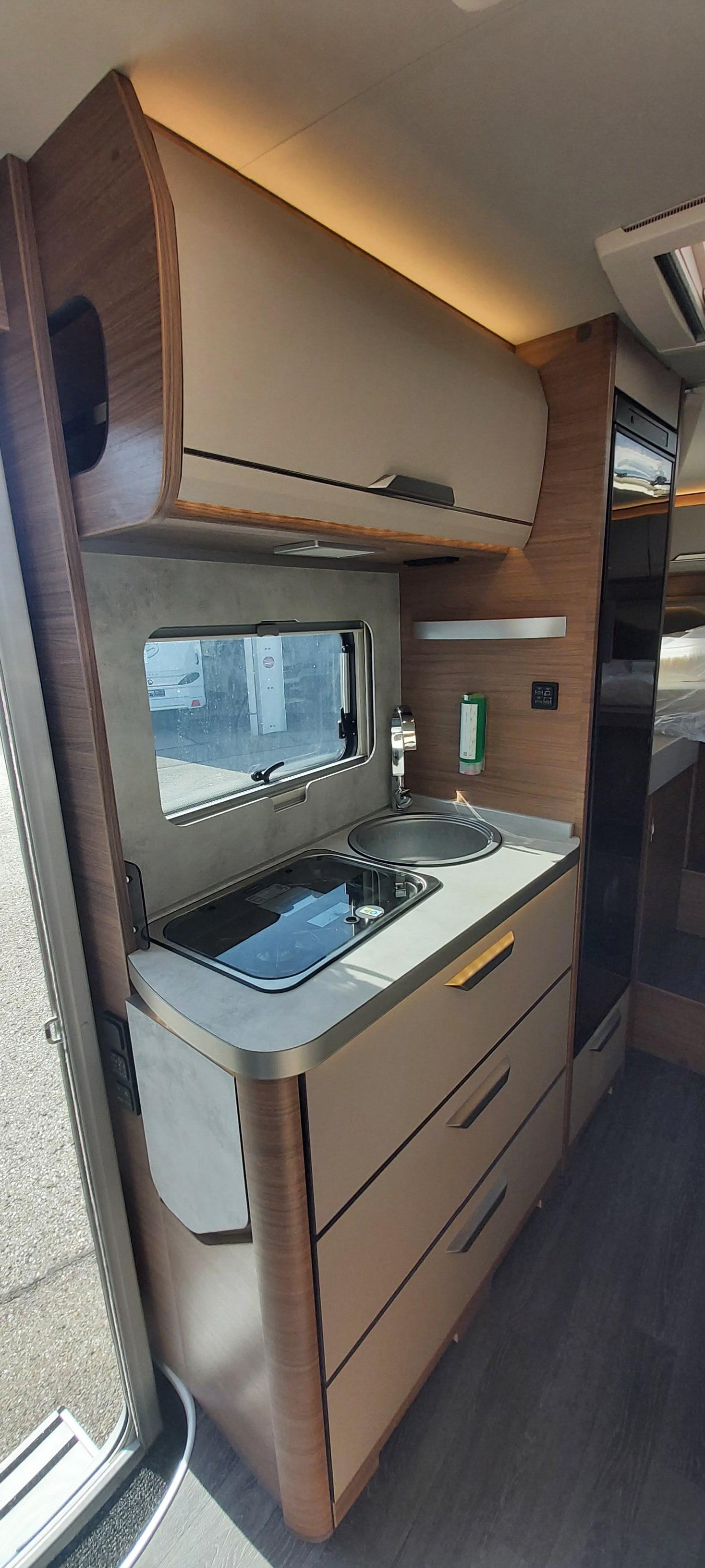 Wohnmobil mieten – Knaus Van Ti 640 MEG teilintegriert auf VW Crafter, 4 Sitze / 2 Schlafplätze – 3
