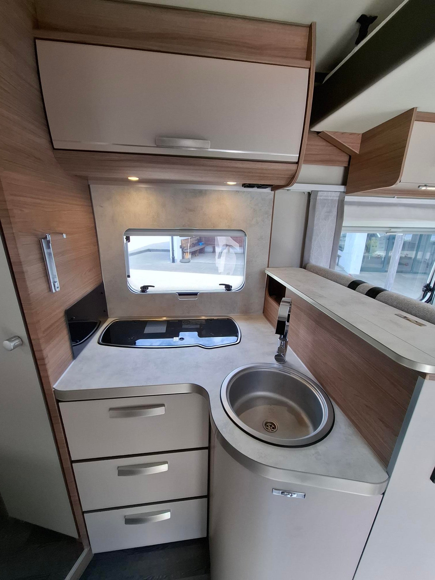 Wohnmobil mieten – Knaus Live Wave 650 MF teilintegriert, 4 Sitze / 4 Schlafplätze – 4