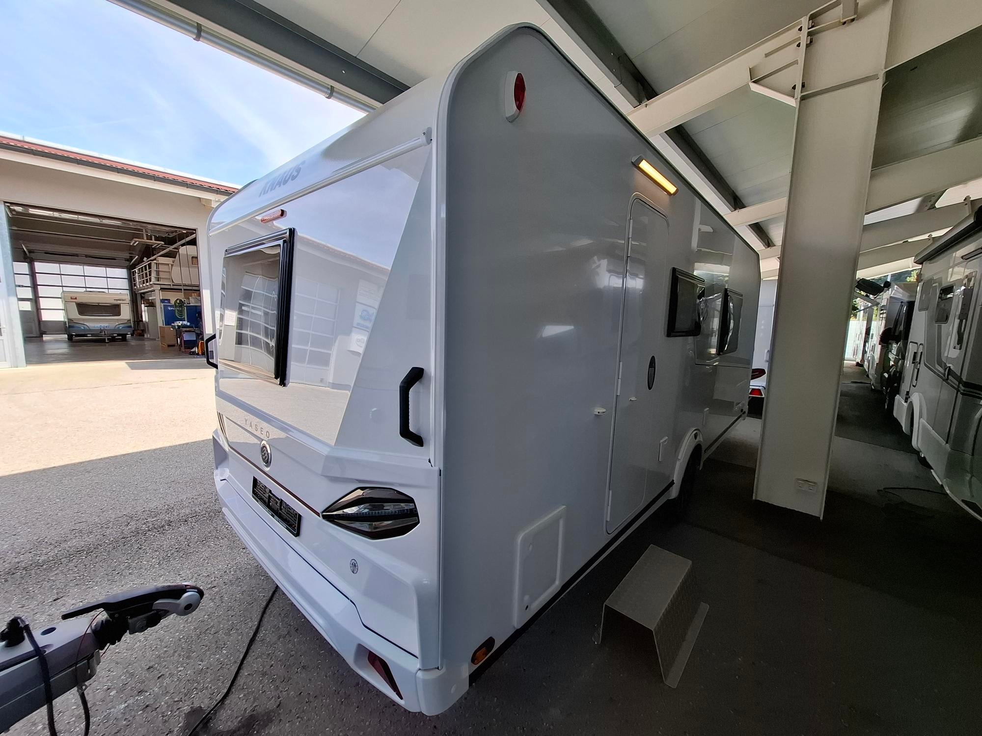 Wohnwagen mieten – Knaus Yaseo 500 DK, bis 4 Schlafplätze, inkl. Sonnensegel – 2