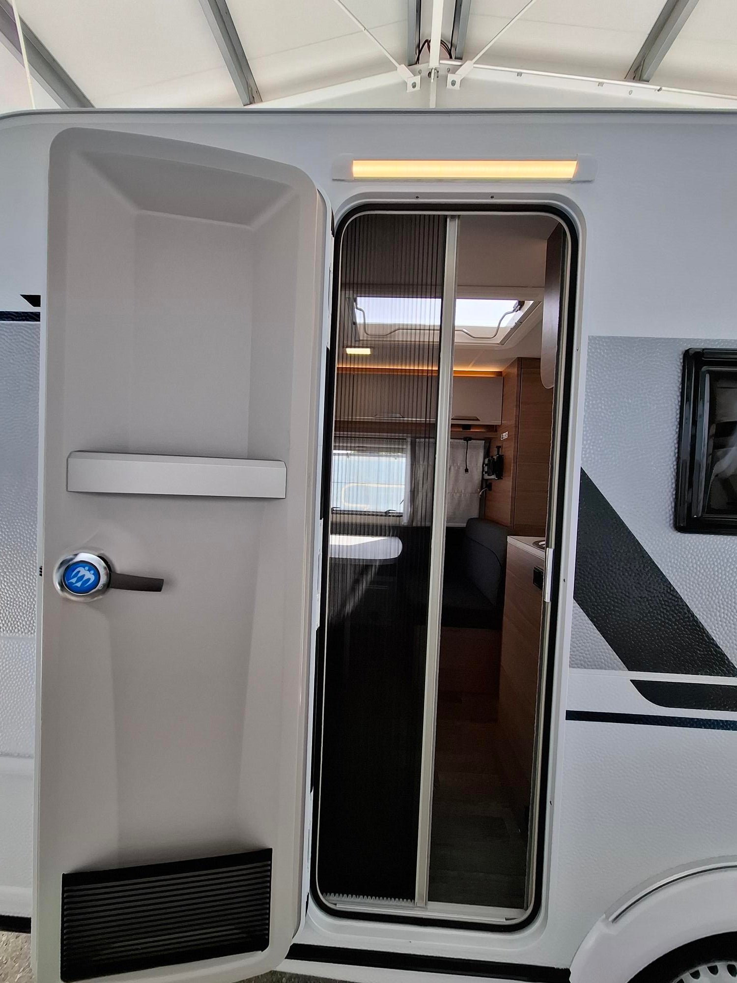 Wohnwagen mieten – Knaus Sport 400 QD, kompakt & wendig, inkl. Sonnensegel – 4