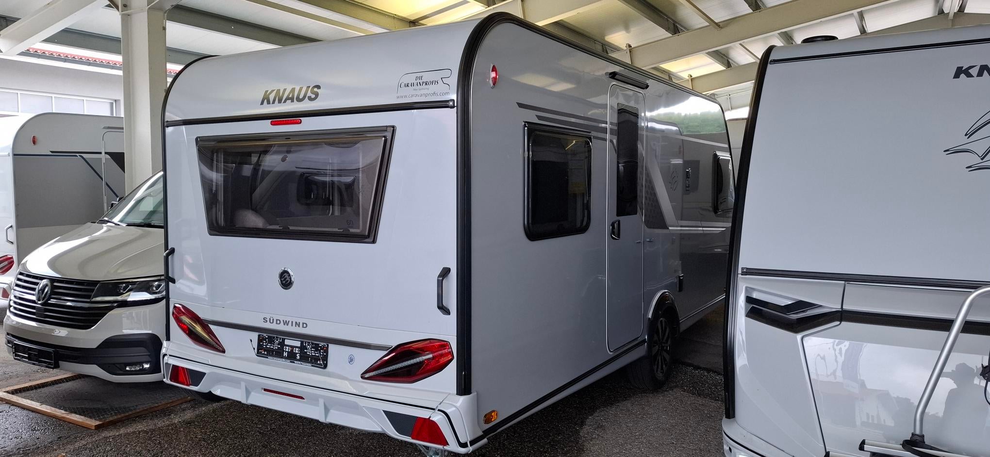 Wohnwagen mieten – Knaus Südwind 500 FU, bis 4 Schlafplätze, inkl. Sonnensegel – 2