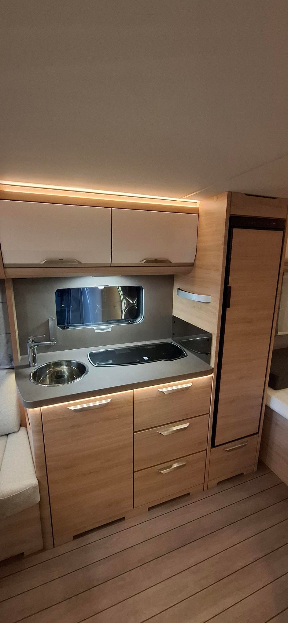 Wohnwagen mieten – Knaus Südwind 500 FU, bis 4 Schlafplätze, inkl. Sonnensegel – 4