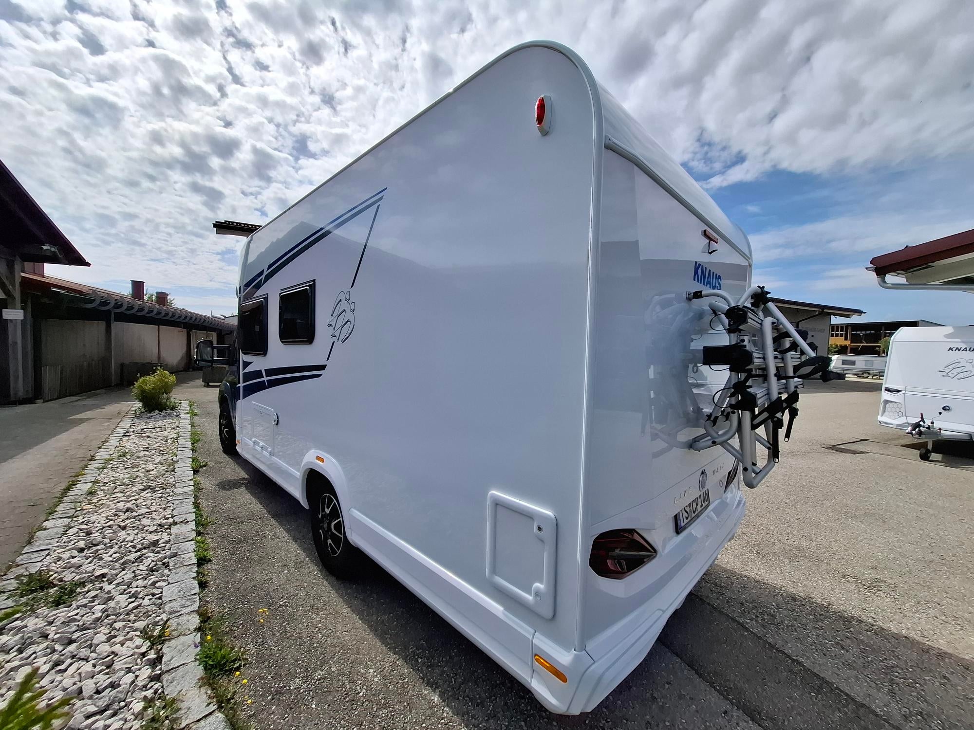 Wohnmobil mieten – Knaus Live Wave 650 MF teilintegriert, 4 Sitze / 4 Schlafplätze – 2