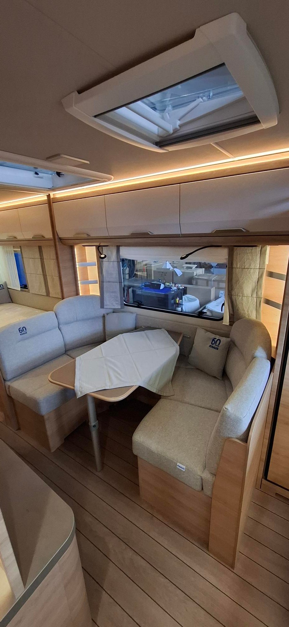 Wohnwagen mieten – Knaus Südwind 500 PF, bis 3 Schlafplätze, inkl. Sonnensegel – 4