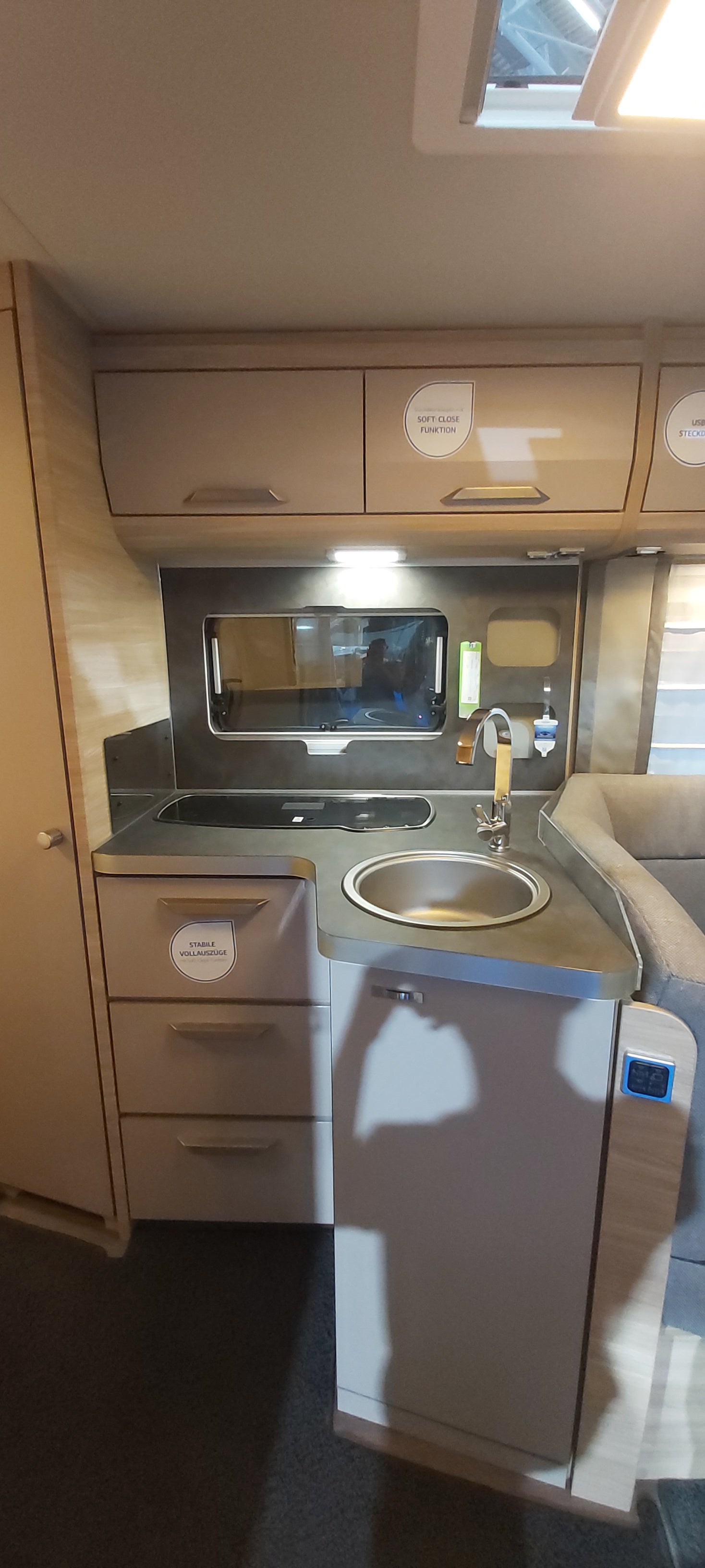 Wohnmobil mieten – Knaus Van Ti Plus 700 LF teilintegriert auf VW Crafter, 4 Sitze / 2 Schlafplätze – 4