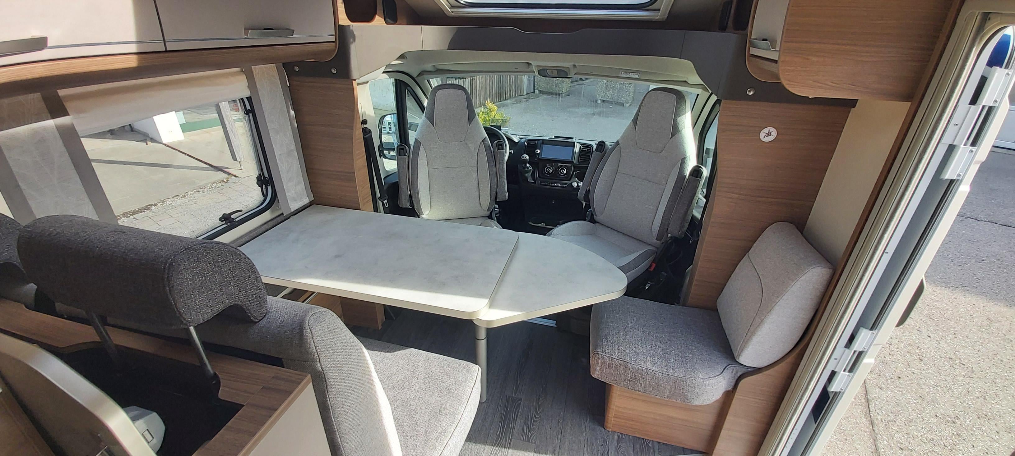Wohnmobil mieten – Knaus Live Ti 650 MEG teilintegriert, 4 Sitze / 2 Schlafplätze – 3