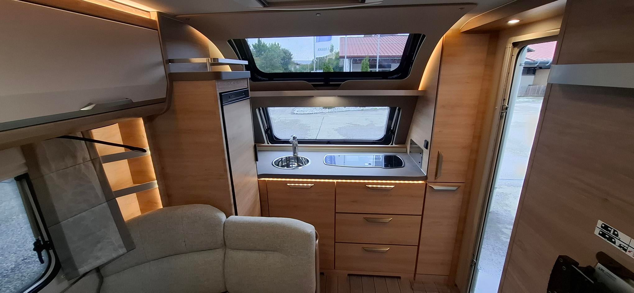 Wohnwagen mieten – Knaus Südwind 500 PF, bis 3 Schlafplätze, inkl. Sonnensegel – 2