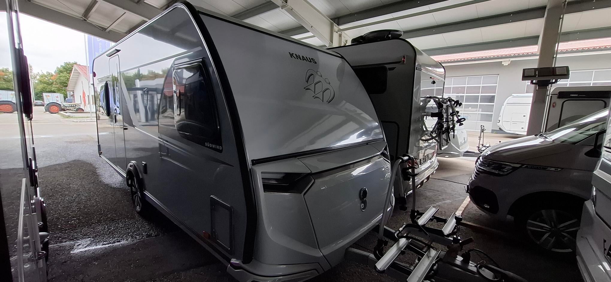 Wohnwagen mieten – Knaus Südwind 500 FU, bis 4 Schlafplätze, inkl. Sonnensegel