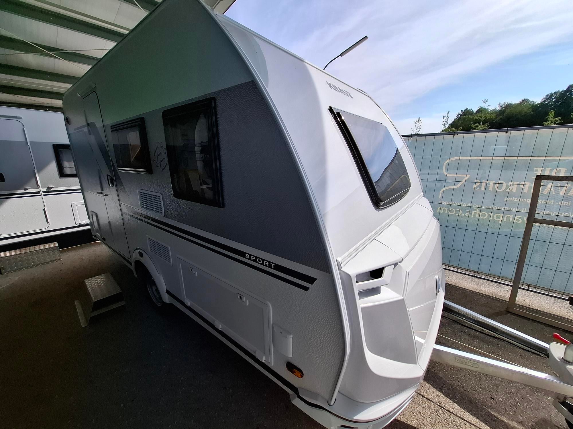 Wohnwagen mieten – Knaus Sport 400 QD, kompakt & wendig, inkl. Sonnensegel